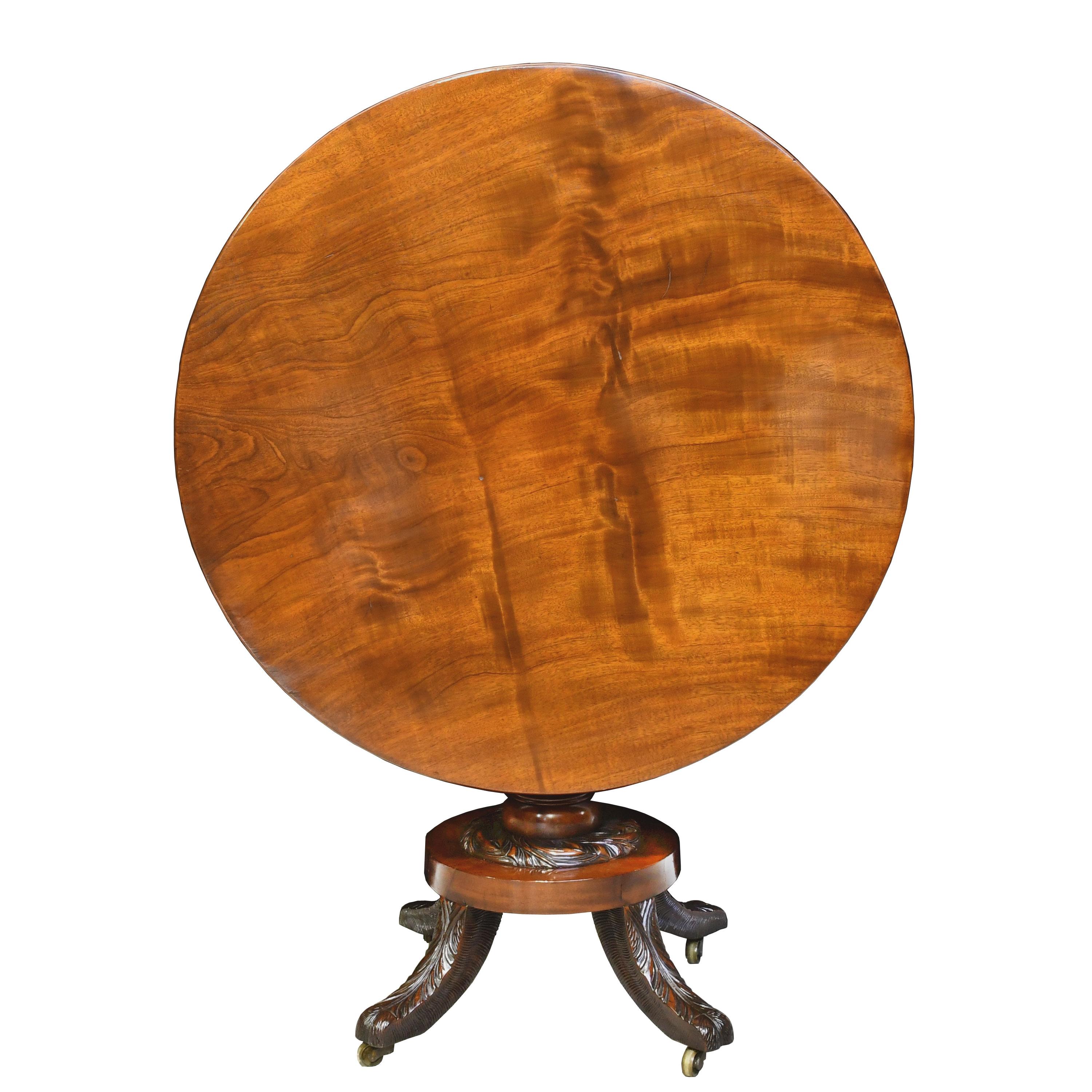 Ein sehr schöner runder Tisch im neoklassischen Stil aus feinem westindischen Mahagoni. New York, um 1820. Dieser föderalistische Tisch ist wunderschön gearbeitet, mit gut gegliederten Schnitzereien von Tabakblättern entlang der Mittelsäule und an