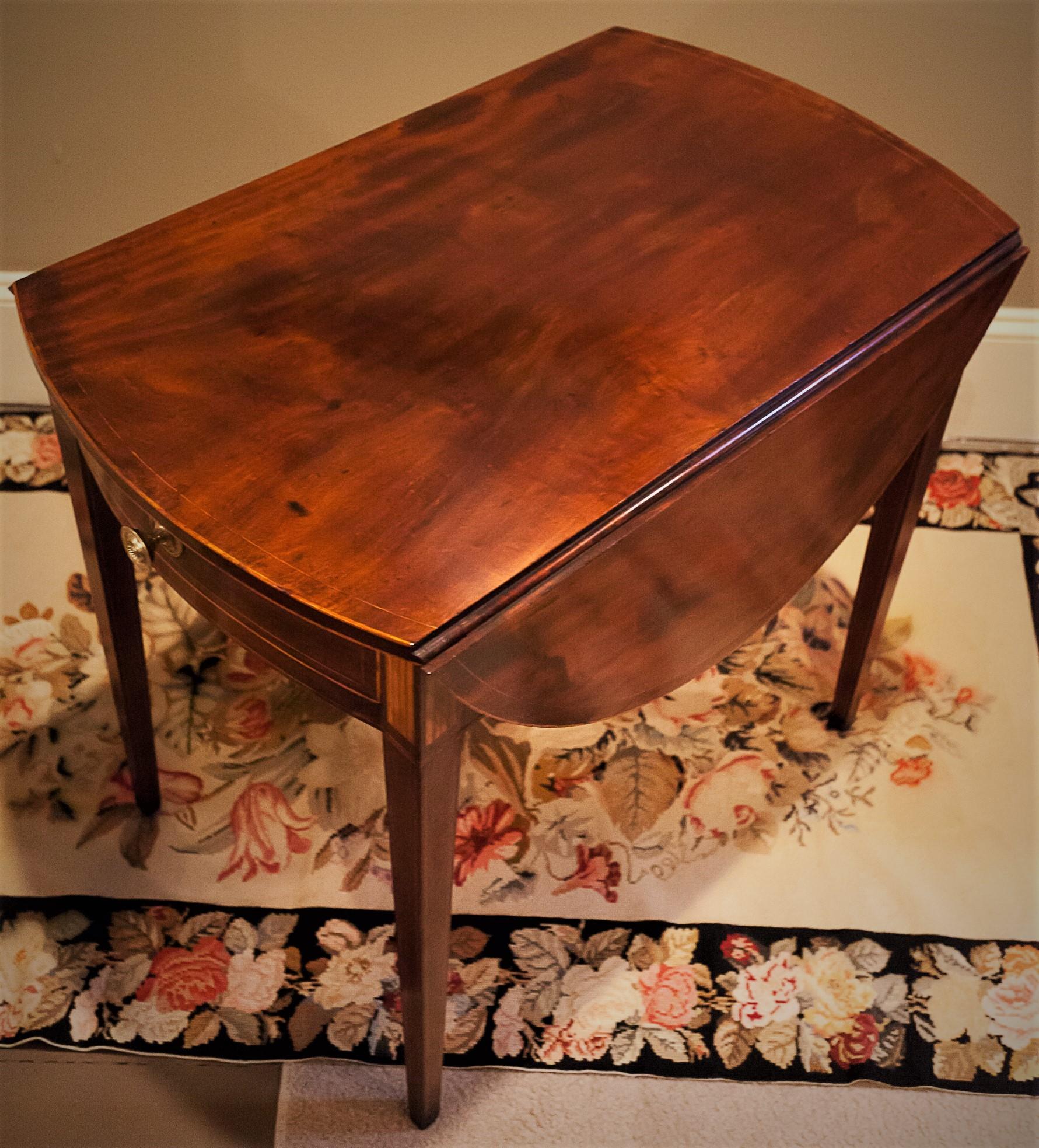 American Federal Satinwood Inlaid Mahogany Oval Pembroke Table, New York, circa 1800 For Sale