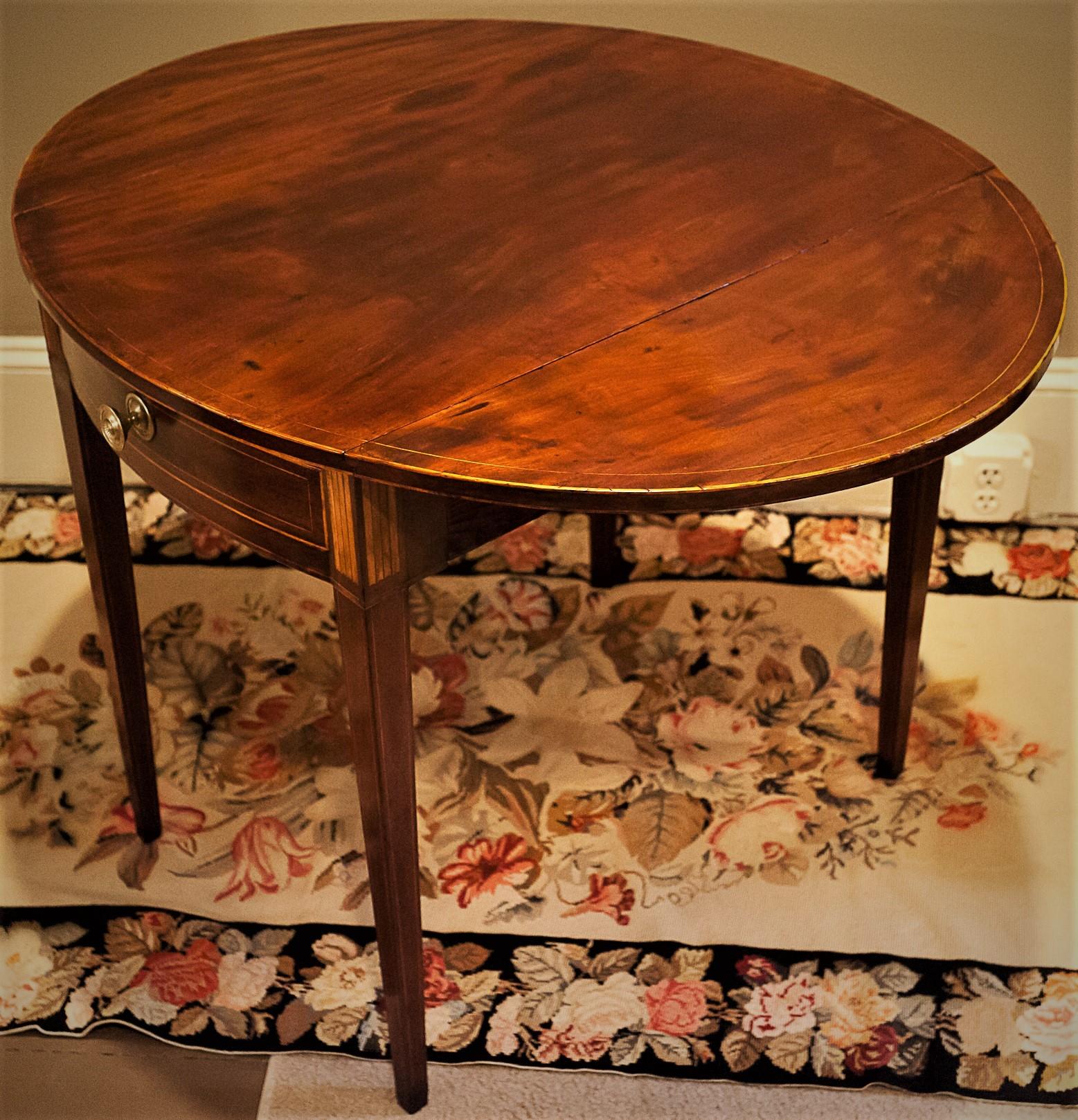 Federal Satinwood Inlaid Mahogany Oval Pembroke Table, New York, circa 1800 In Good Condition For Sale In Alexandria, VA