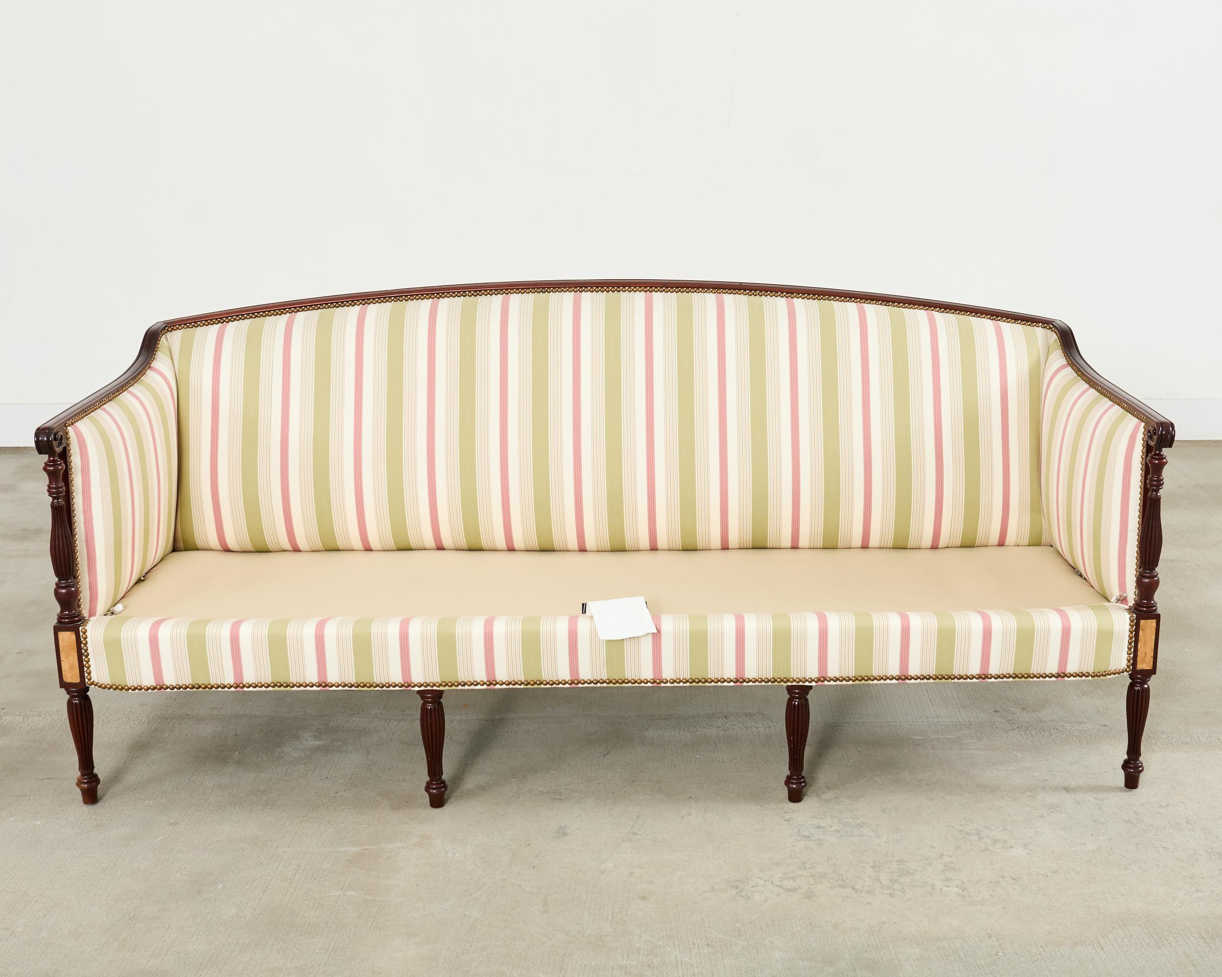 Federal Sheraton Style Mahagoni Sofa Settee von Hickory Chair im Angebot 7