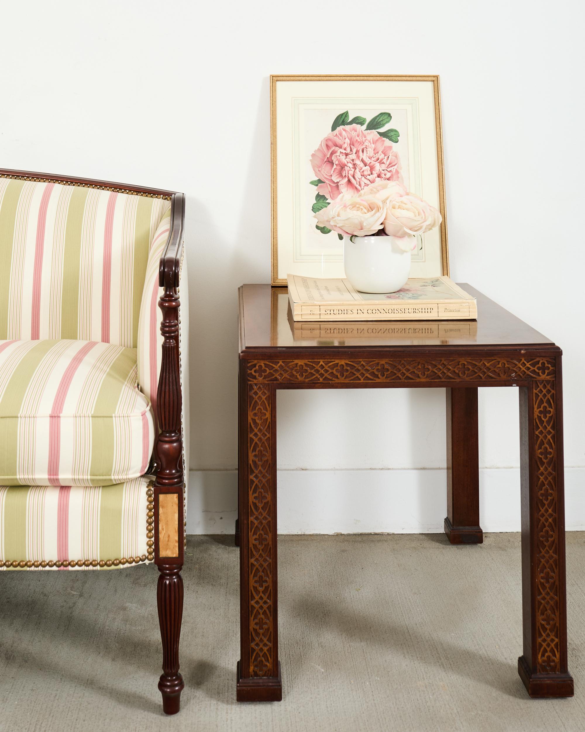 Atemberaubendes Mahagoni-Sofa, hergestellt von Hickory Chair im Federal- oder Sheraton-Stil. Das Sofa hat eine anmutig geschwungene, subtile  Buckelige Rückenleiste, die in flache Arme übergeht, die mit Schriftrollen enden. Die Armstützen sind in