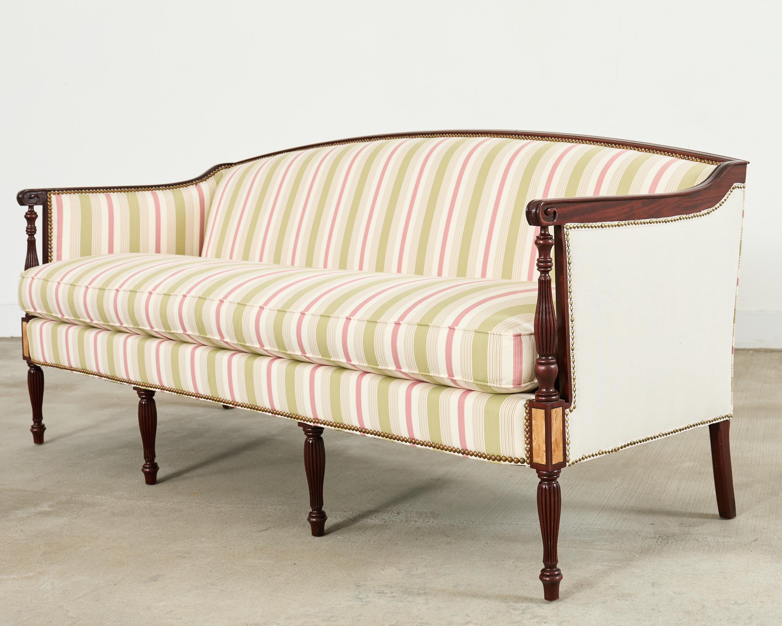 Federal Sheraton Style Mahagoni Sofa Settee von Hickory Chair (amerikanisch) im Angebot