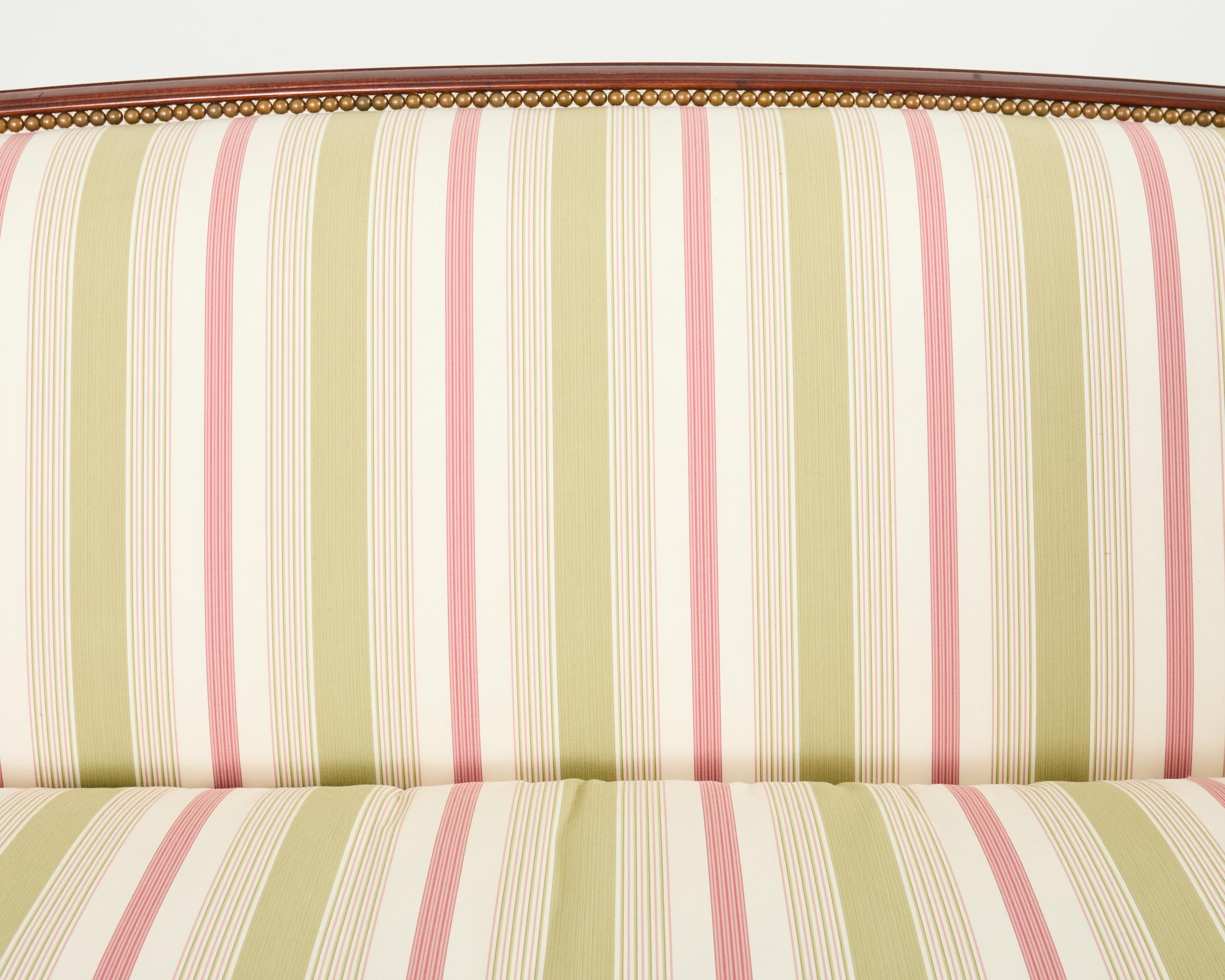 Federal Sheraton Style Mahagoni Sofa Settee von Hickory Chair (Handgefertigt) im Angebot