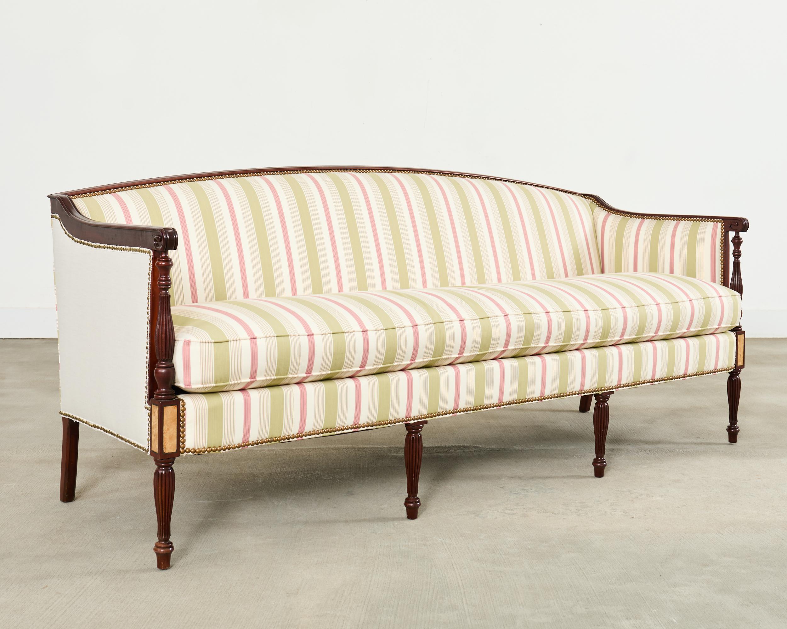 Federal Sheraton Style Mahagoni Sofa Settee von Hickory Chair im Zustand „Gut“ im Angebot in Rio Vista, CA