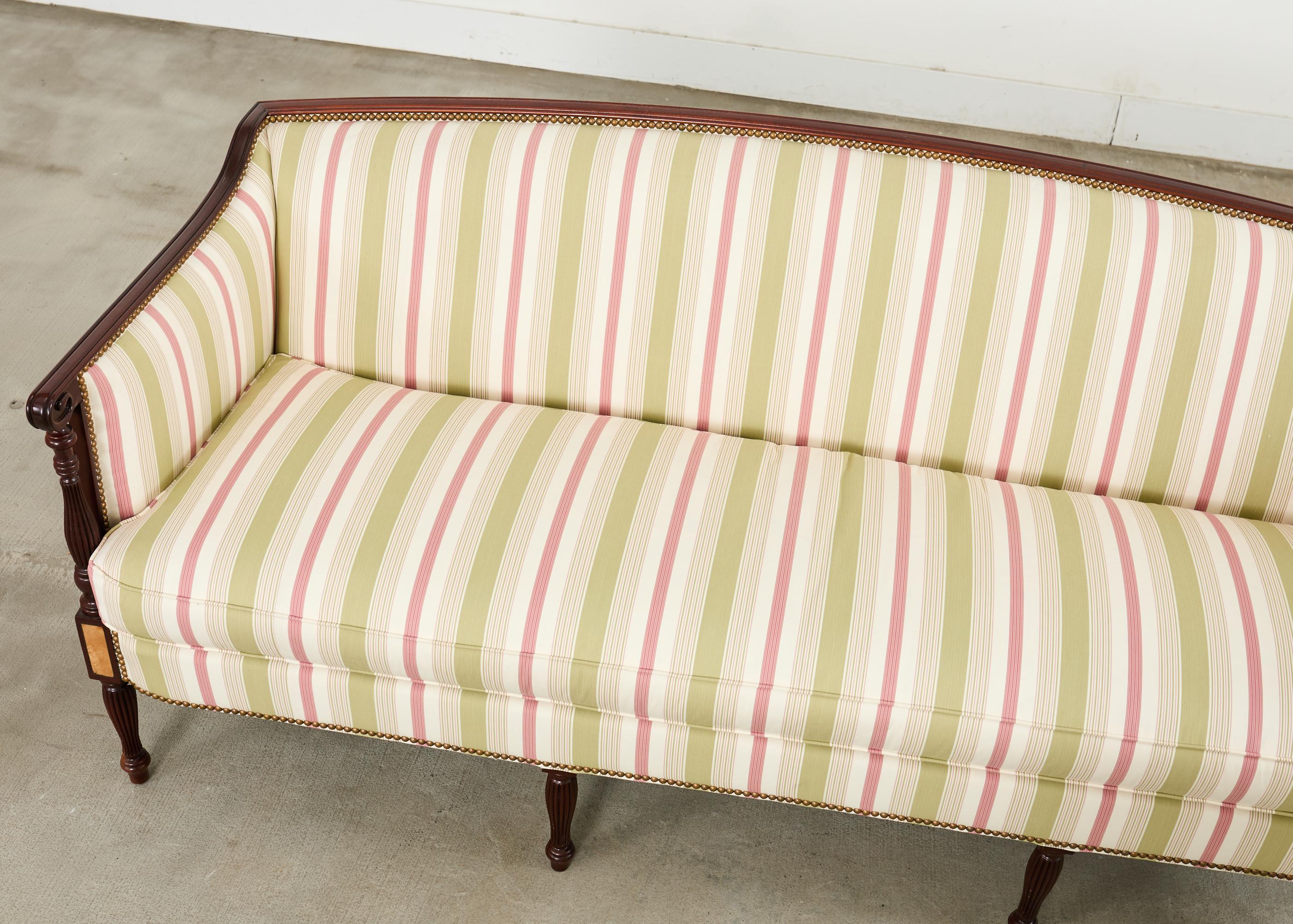 Federal Sheraton Style Mahagoni Sofa Settee von Hickory Chair (20. Jahrhundert) im Angebot