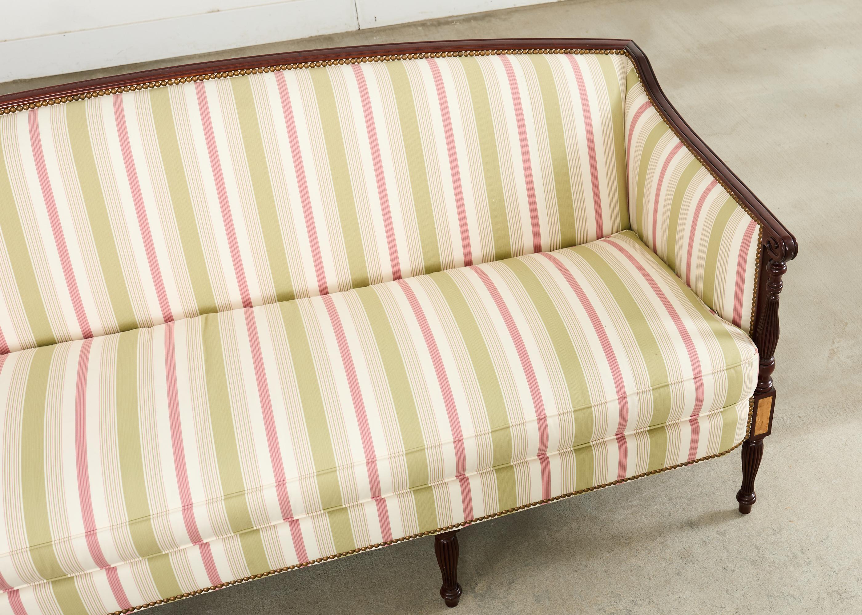 Federal Sheraton Style Mahagoni Sofa Settee von Hickory Chair (Messing) im Angebot