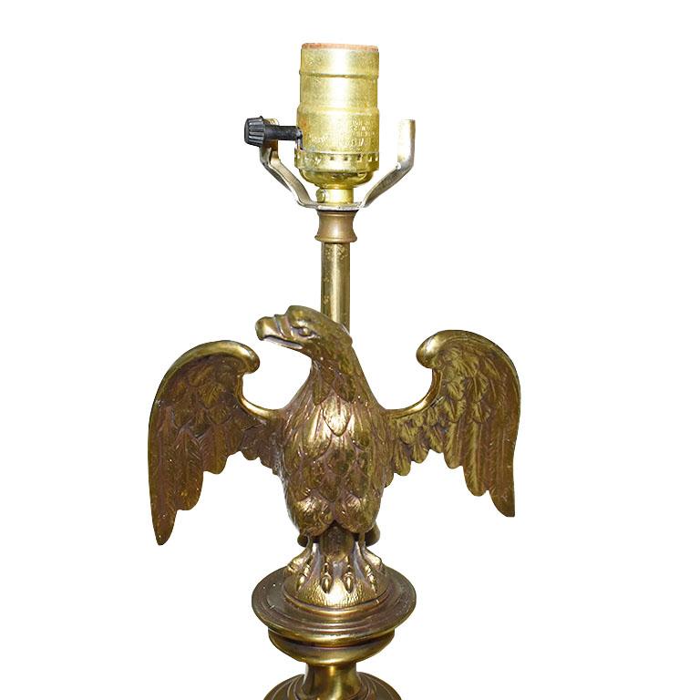 Classique américain Lampe aigle américain de style fédéral en pierre noire et laiton, par Stiffel en vente