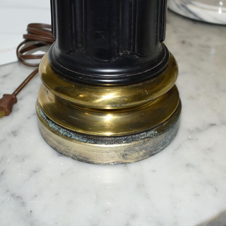 20ième siècle Lampe aigle américain de style fédéral en pierre noire et laiton, par Stiffel en vente