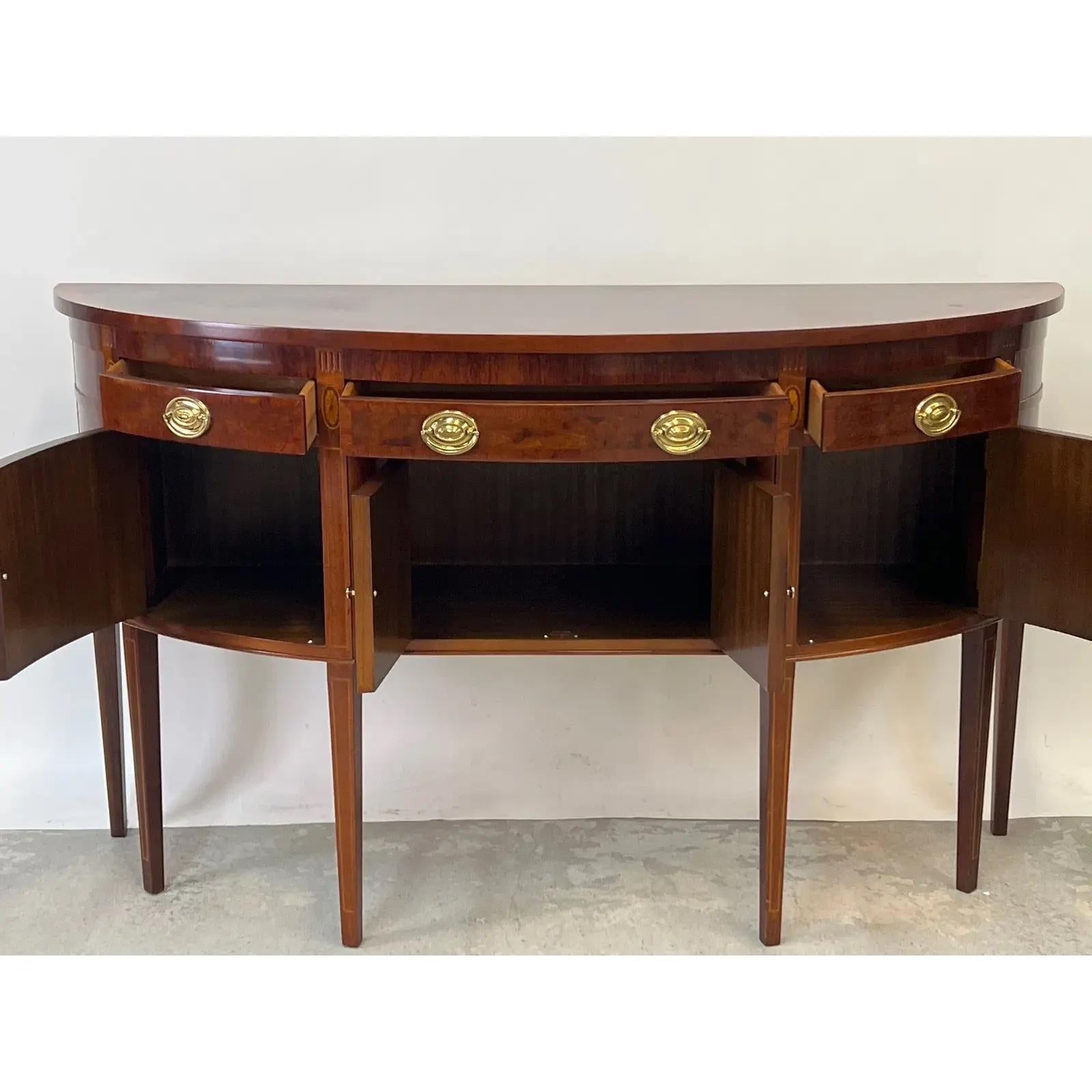 Federal-Style Banded Mahogany Sideboard With Tapered Legs In Good Condition For Sale In Elkton, MD