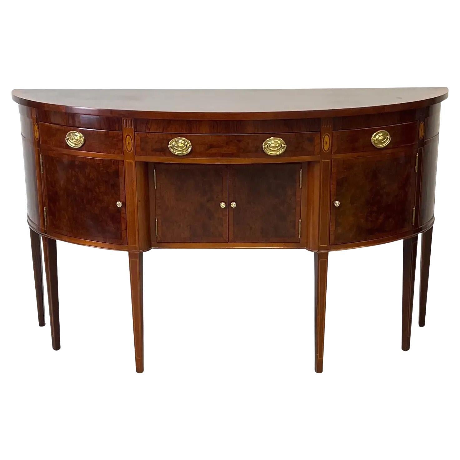 Sideboard aus gebändertem Mahagoni im Federal-Stil mit konisch zulaufenden Beinen