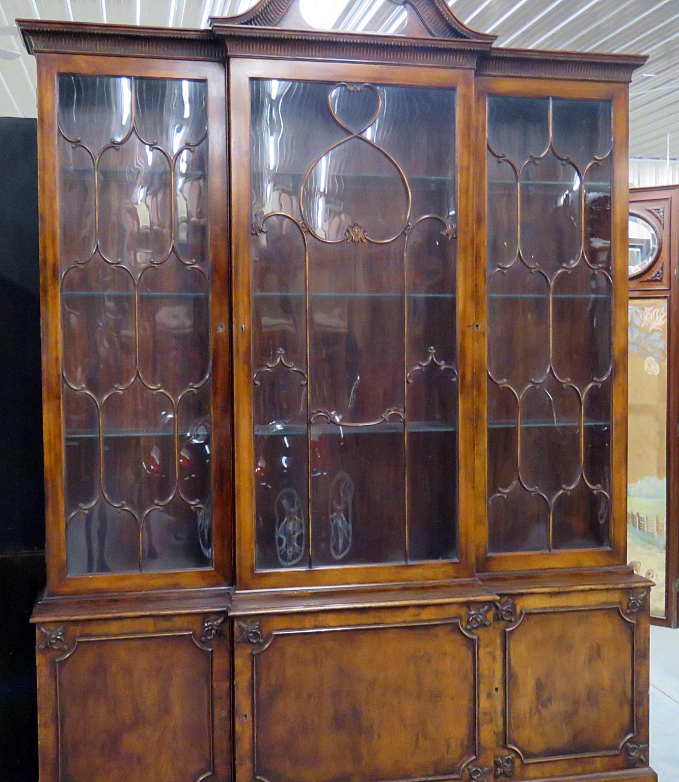 Libreria mobile in stile federale in mogano C1930s Epoca inglese Breakfront China Cabinet In condizioni buone in vendita a Swedesboro, NJ