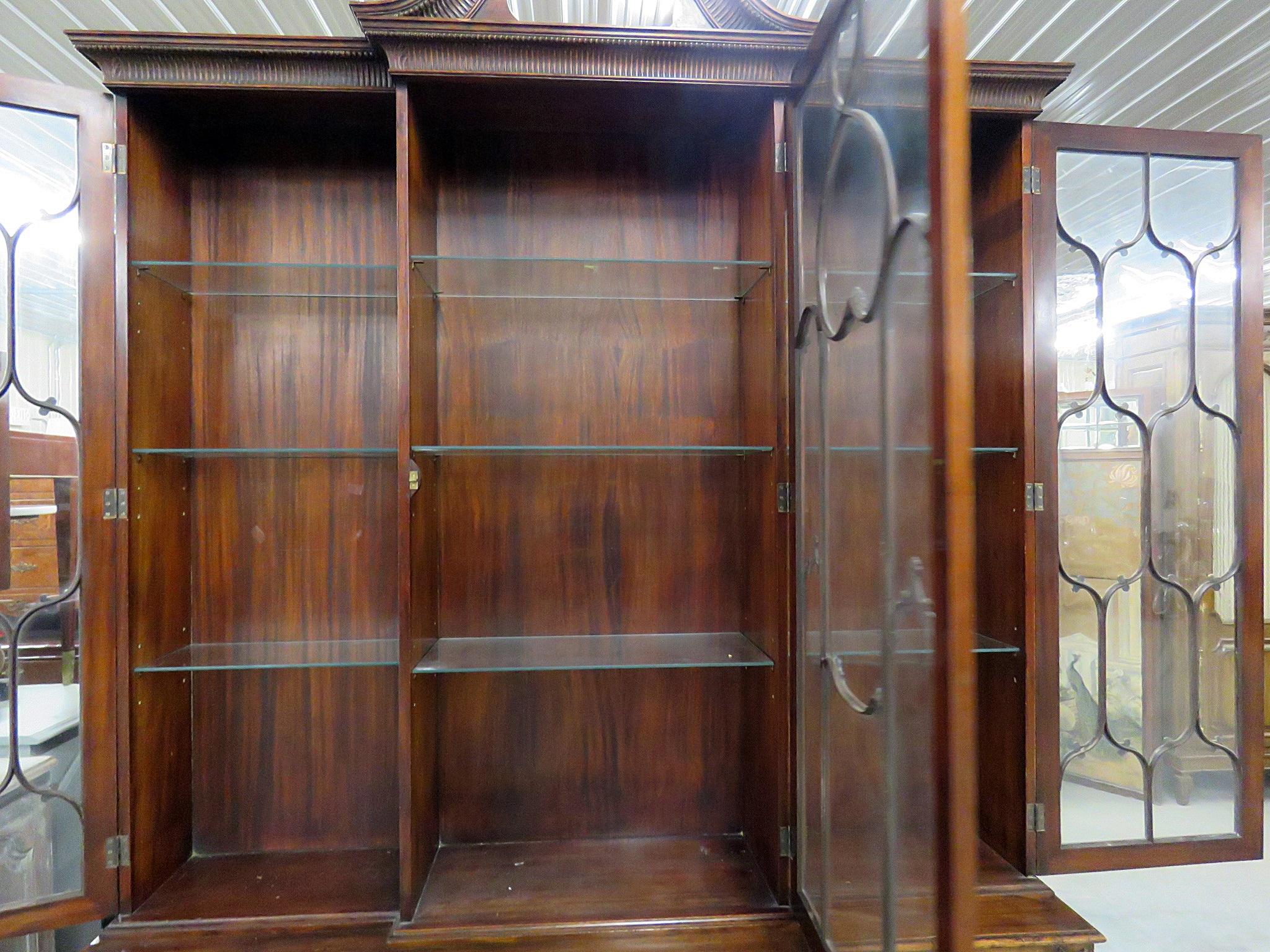 C1930s Era English Made Federal Style Mahogany Breakfront China Cabinet Bookcase In Good Condition For Sale In Swedesboro, NJ