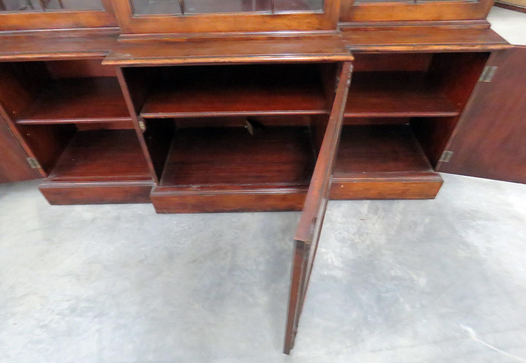 20th Century C1930s Era English Made Federal Style Mahogany Breakfront China Cabinet Bookcase For Sale