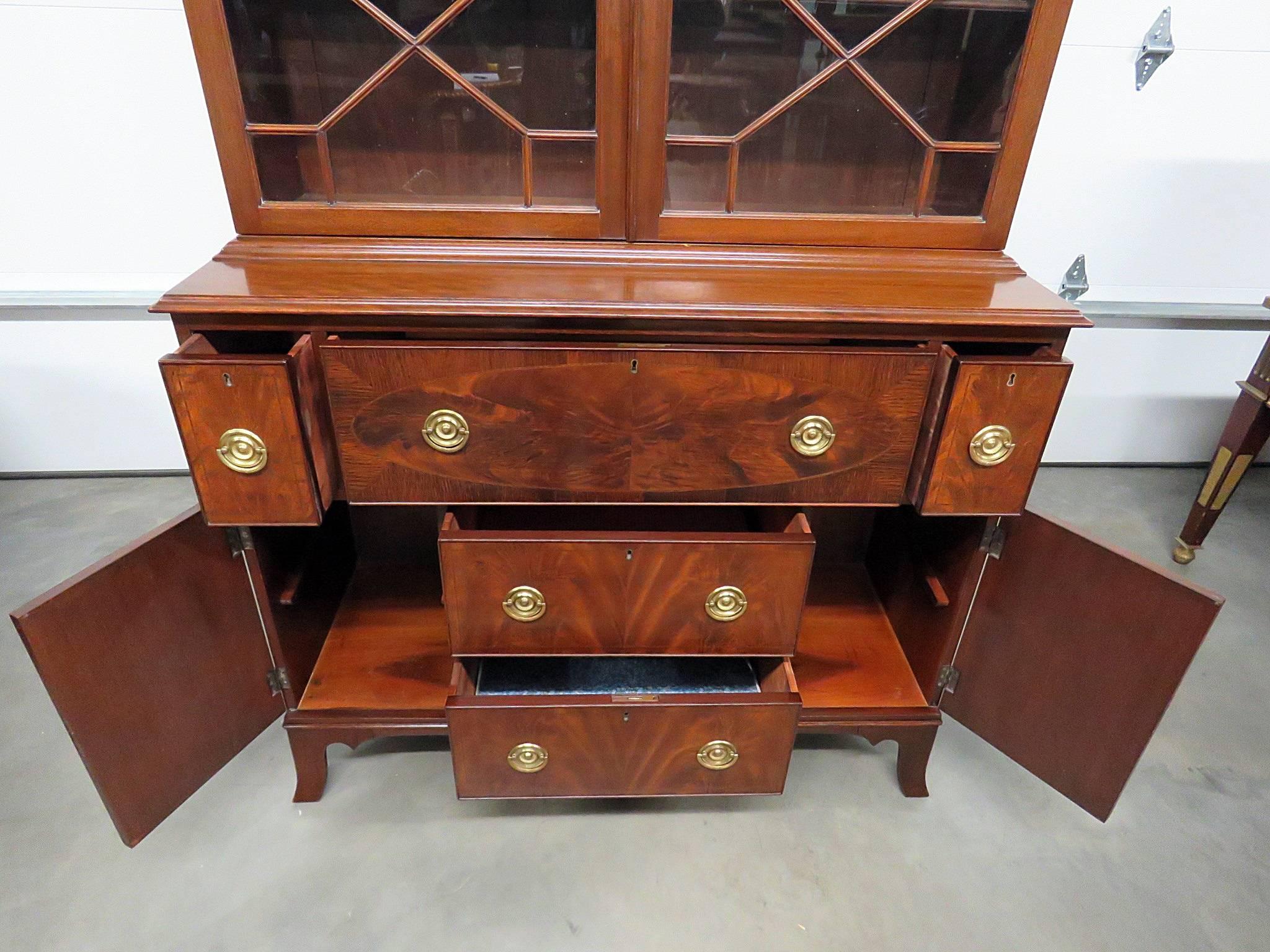 Federal Style China Cabinet In Good Condition In Swedesboro, NJ