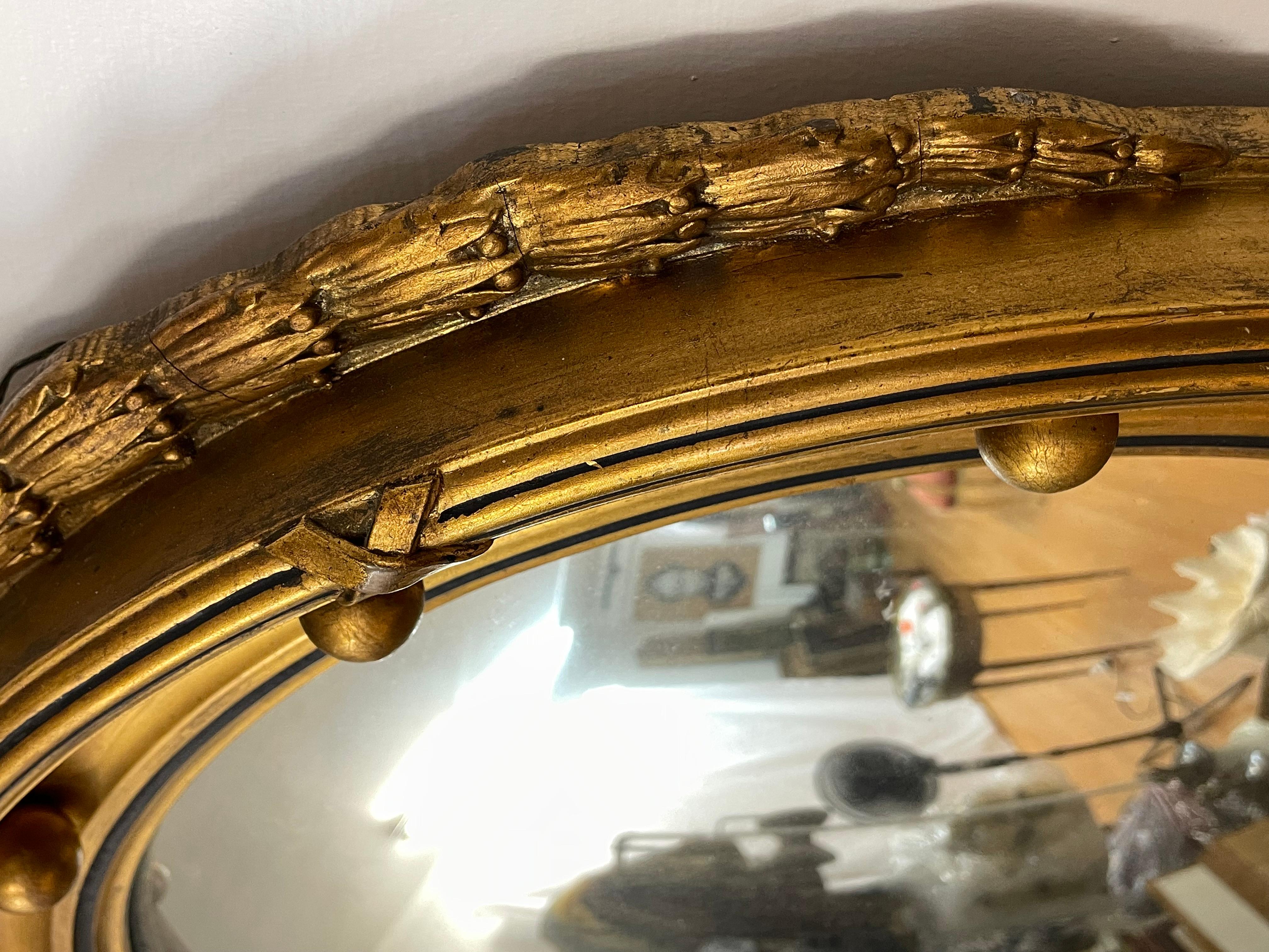 Federal-style convex guiltwood bulle-eye mirror In Excellent Condition For Sale In San Francisco, CA