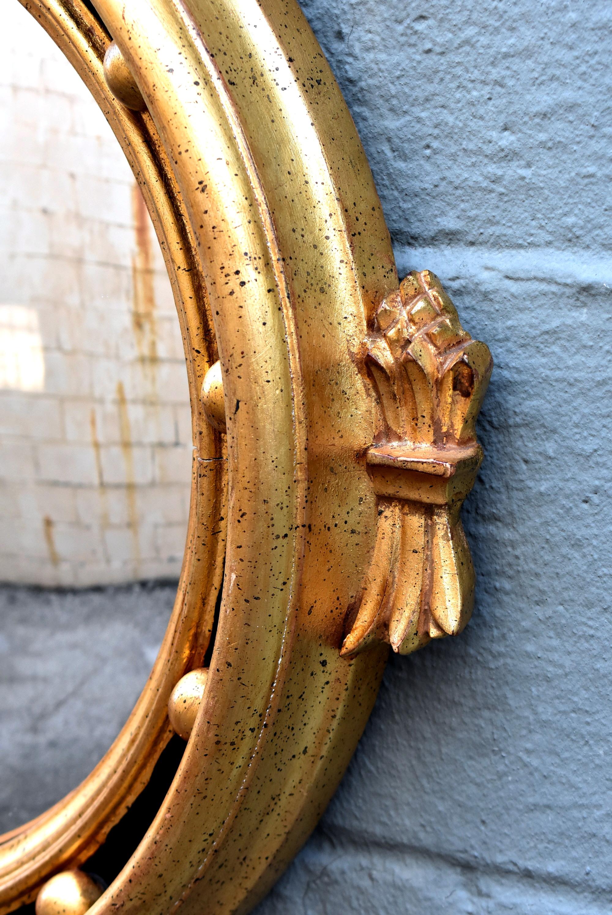 Nord-américain  Miroir convexe sculpté d'aigle de style fédéral à Los Angeles Barge en vente