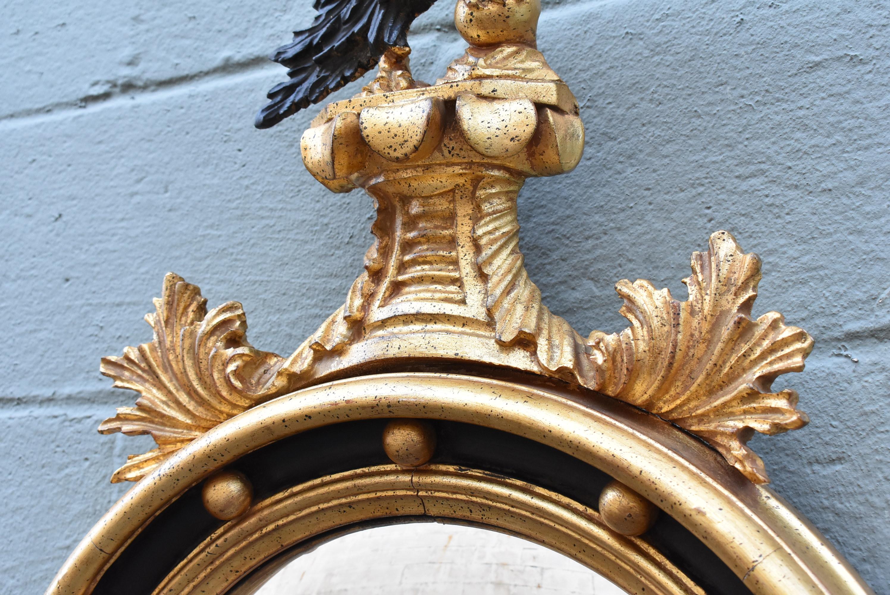 20ième siècle  Miroir convexe sculpté d'aigle de style fédéral à Los Angeles Barge en vente