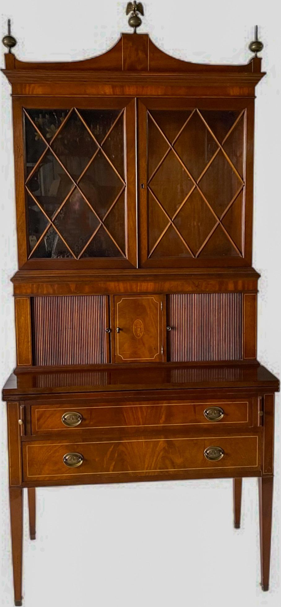 Escritorio secretario / vitrina de caoba flameada estilo federal y águila de latón Federal en venta