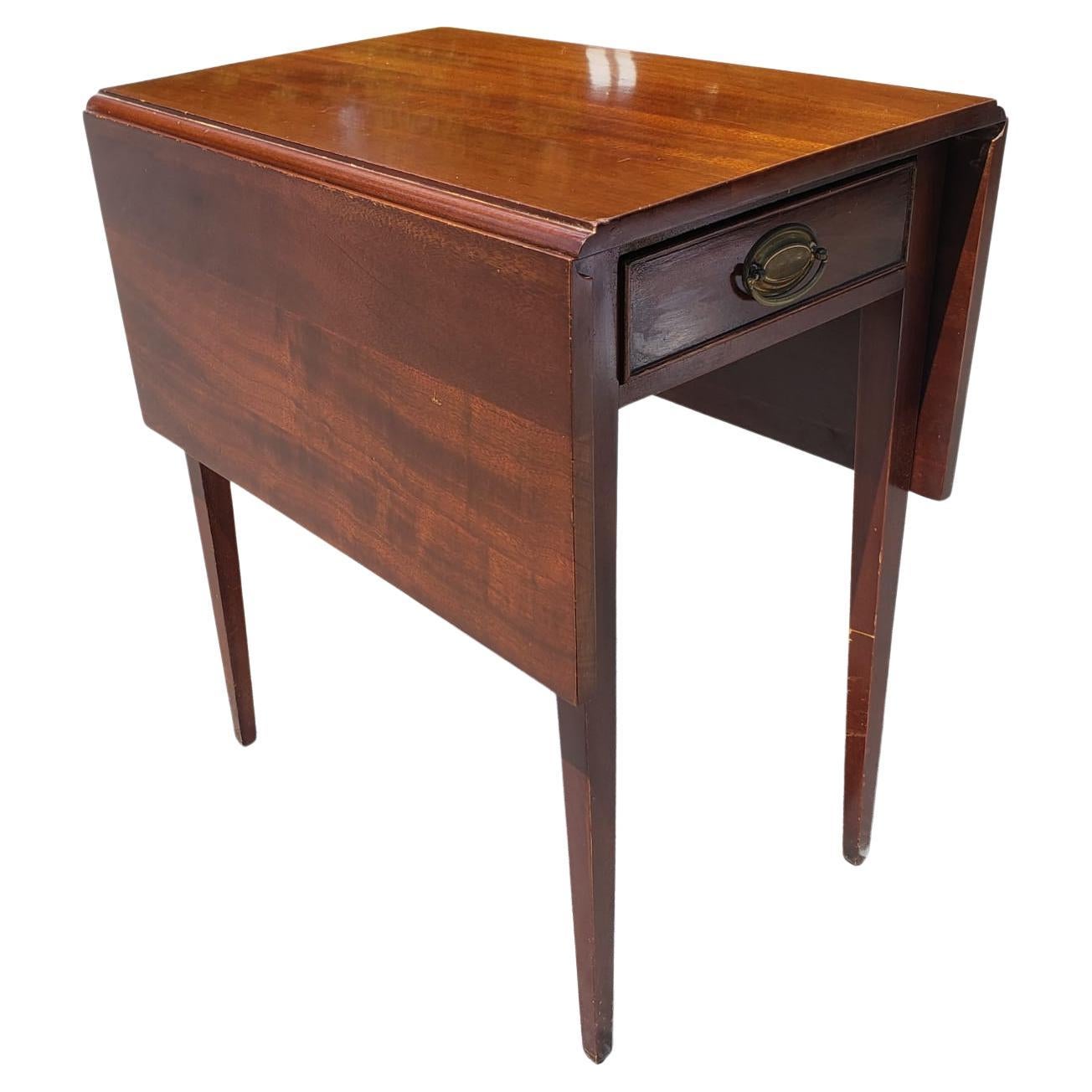 1940s vintage federal style mahogany drop leaf table in good vintage condition with felt lined drawer.
Measure 15.5