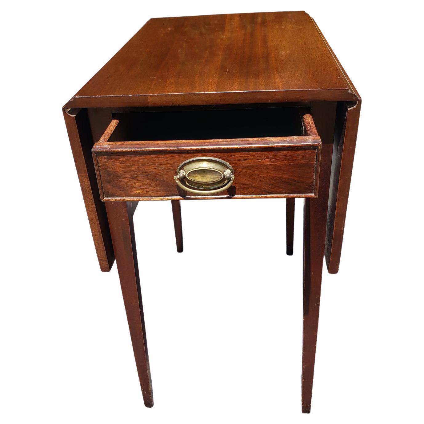 American 1940s Federal Style Genuine Mahogany Pembrooke Drop-Leaf Side Table For Sale