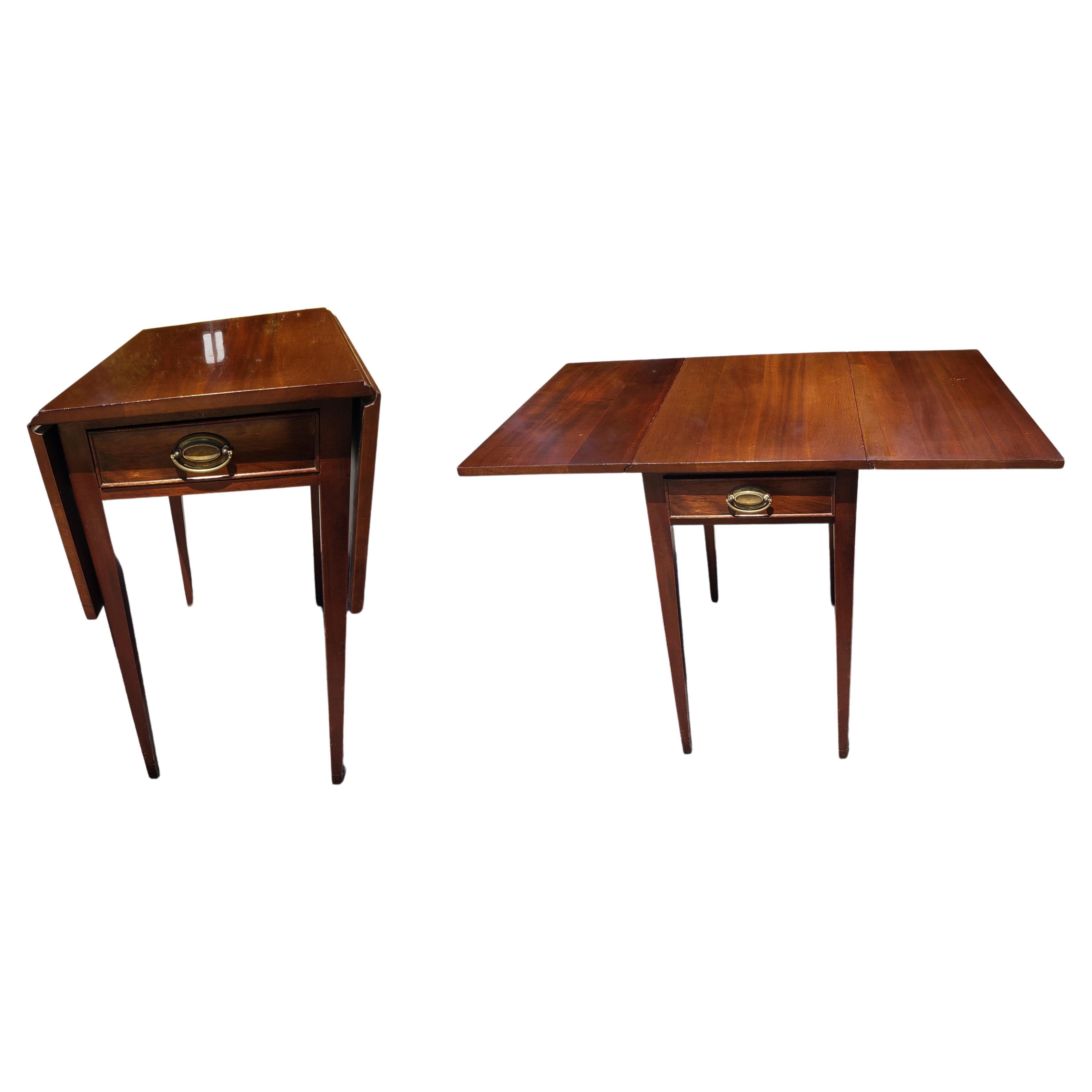 1940s Federal Style Genuine Mahogany Pembrooke Drop-Leaf Side Table For Sale