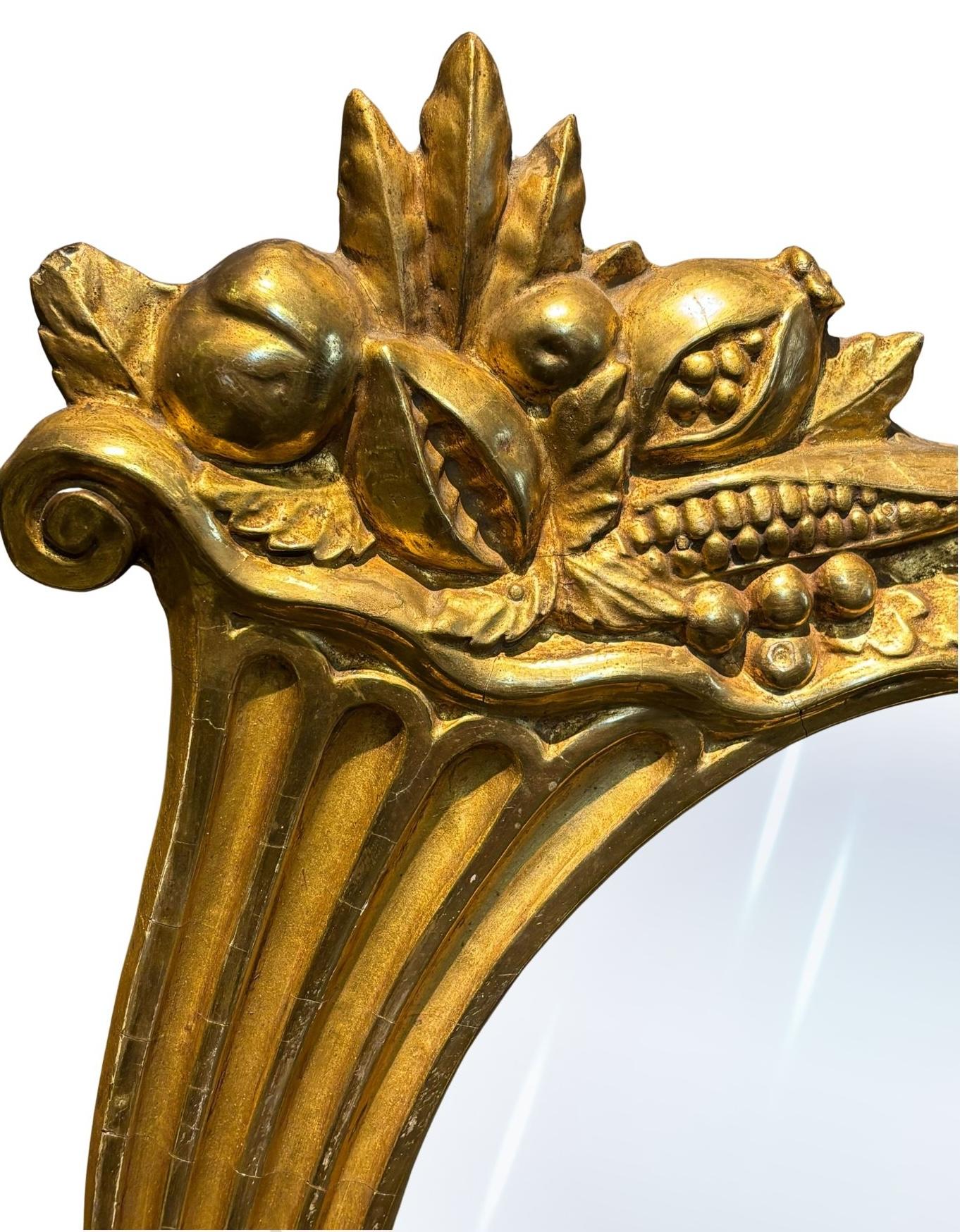 Espejo dorado de estilo federal con remate de águila, principios del siglo XX Tallado en venta