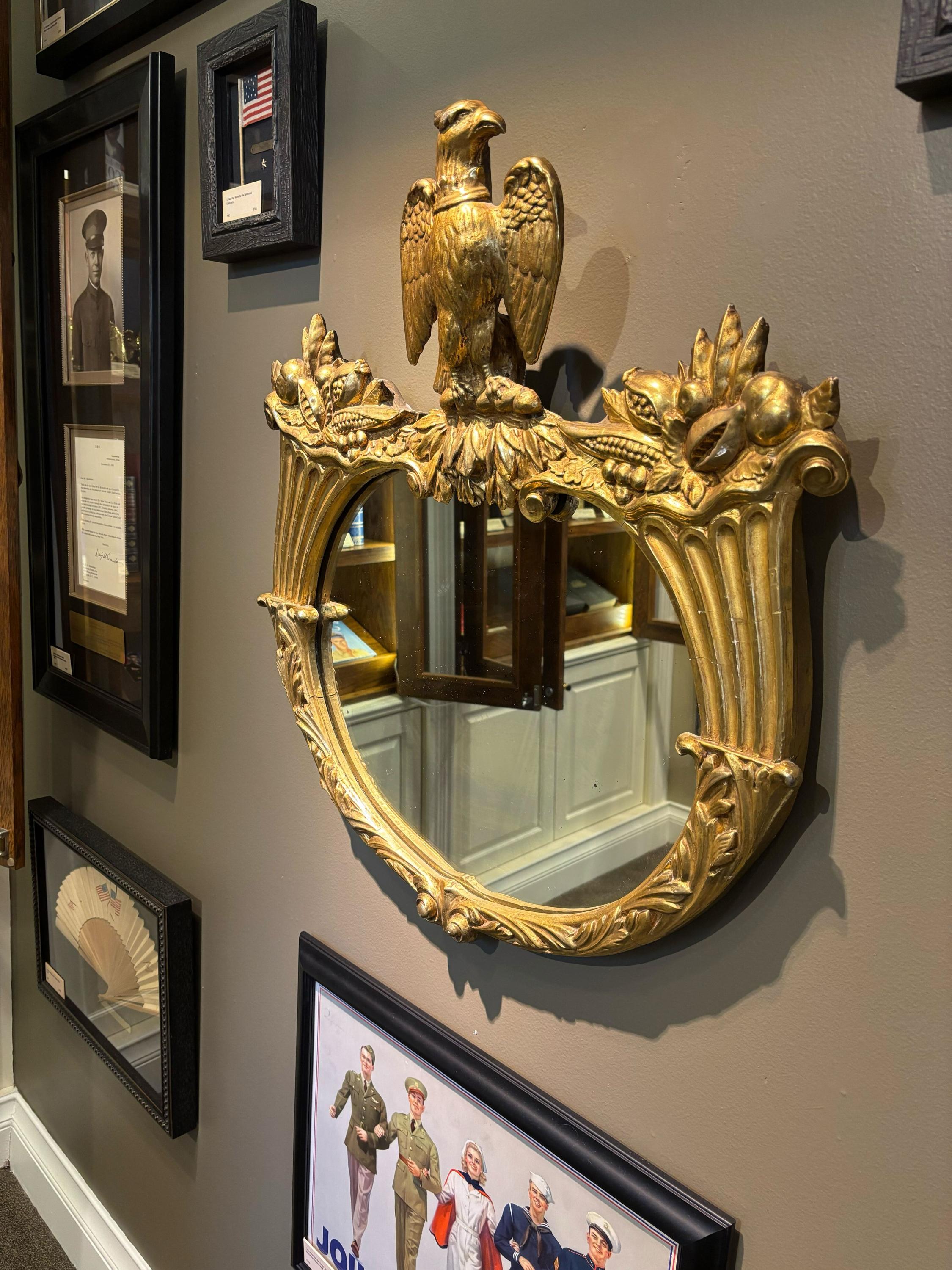 Espejo dorado de estilo federal con remate de águila, principios del siglo XX en Bueno estado para la venta en Colorado Springs, CO