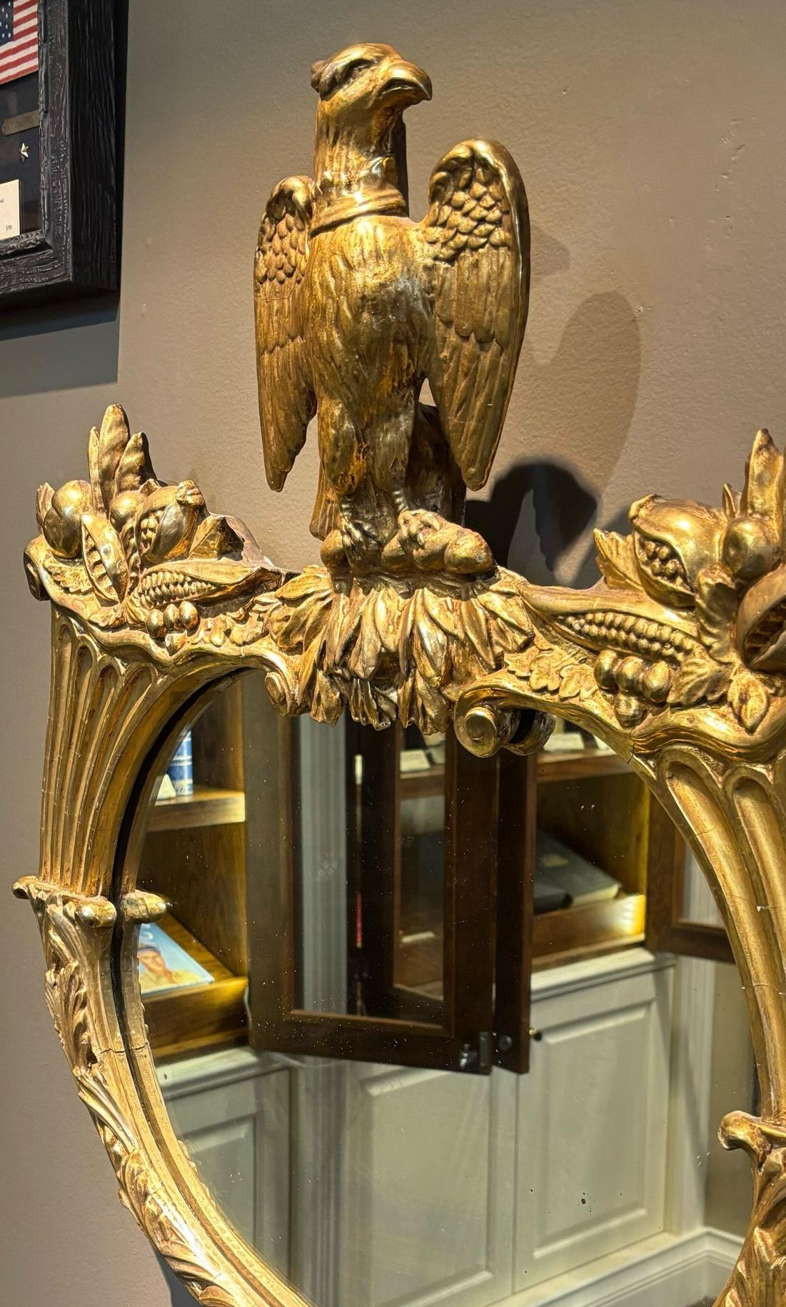 Espejo dorado de estilo federal con remate de águila, principios del siglo XX Madera en venta