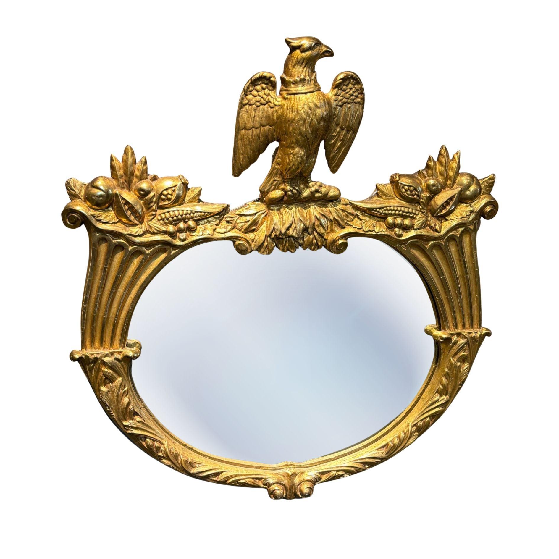 Espejo dorado de estilo federal con remate de águila, principios del siglo XX en venta 1