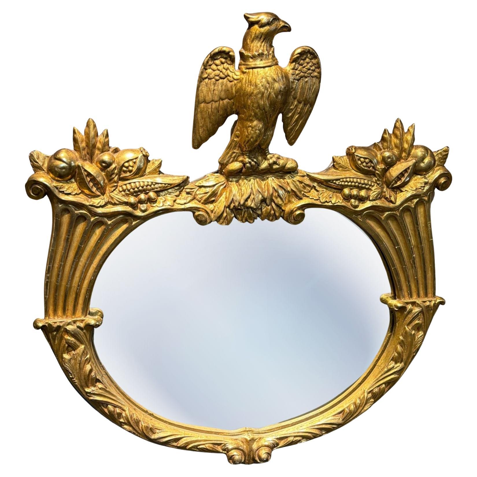 Espejo dorado de estilo federal con remate de águila, principios del siglo XX en venta