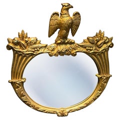 Espejo dorado de estilo federal con remate de águila, principios del siglo XX