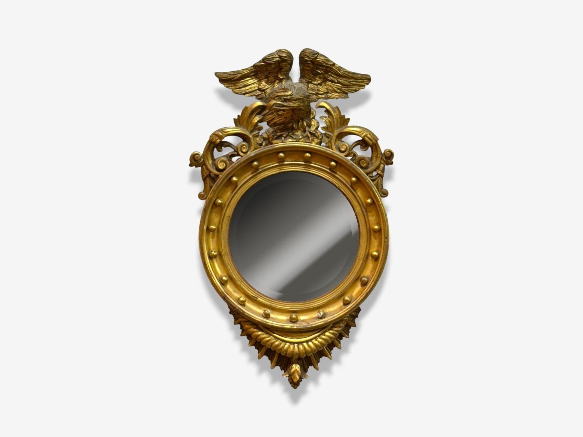 Specchio convesso in stile Feder, Giltwood, Specchio da parete, da console o da molo, Stati Uniti, XIX secolo.

Rara coppia di specchi in stile federale progettati e prodotti in Inghilterra nella seconda metà del XIX secolo. Ogni esemplare presenta