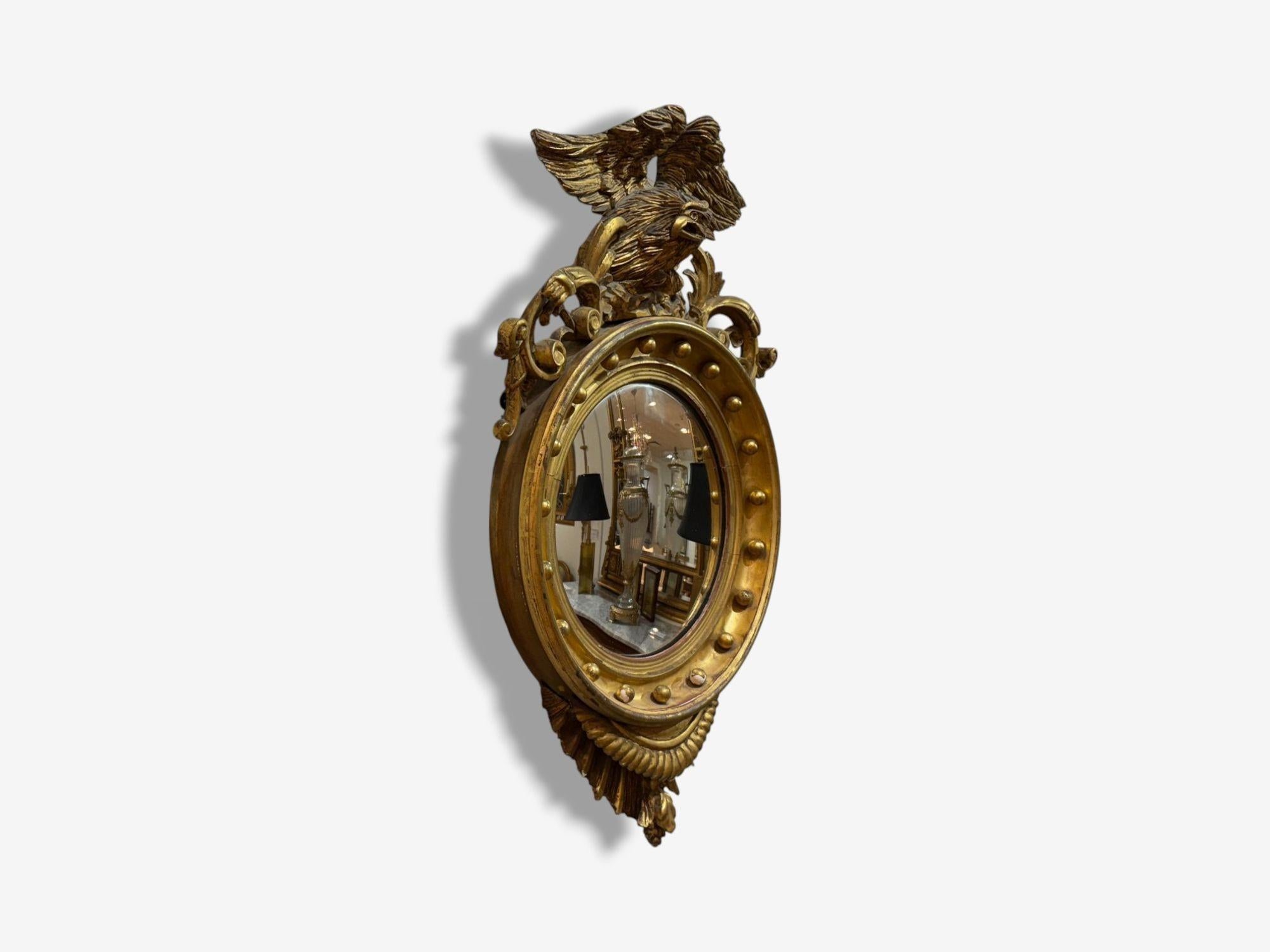 Stile Feder, Giltwood, Specchio convesso, Specchi da parete Regency, USA, XIX secolo. In condizioni buone in vendita a Manhasset, NY