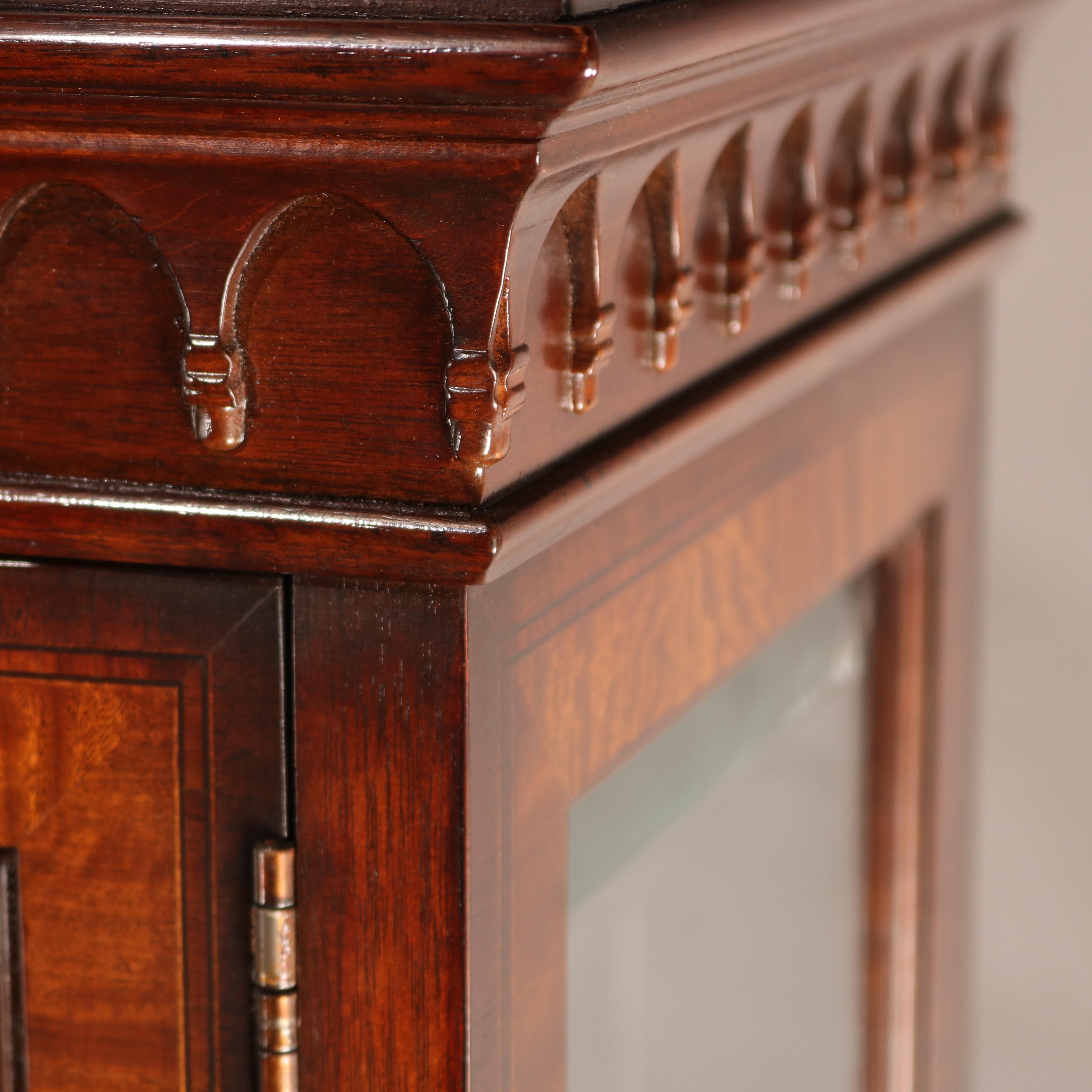 Federal Style Heritage Henredon Flame Mahogany Lighted Breakfront Cabinet In Good Condition In Big Flats, NY
