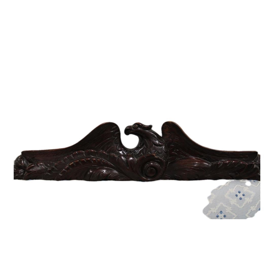 Bois Fauteuil en acajou de style Feder avec aigle sculpté à la main en vente