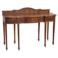 Buffet de style fédéral en acajou à façade en arc avec arrière sculpté et laiton dur