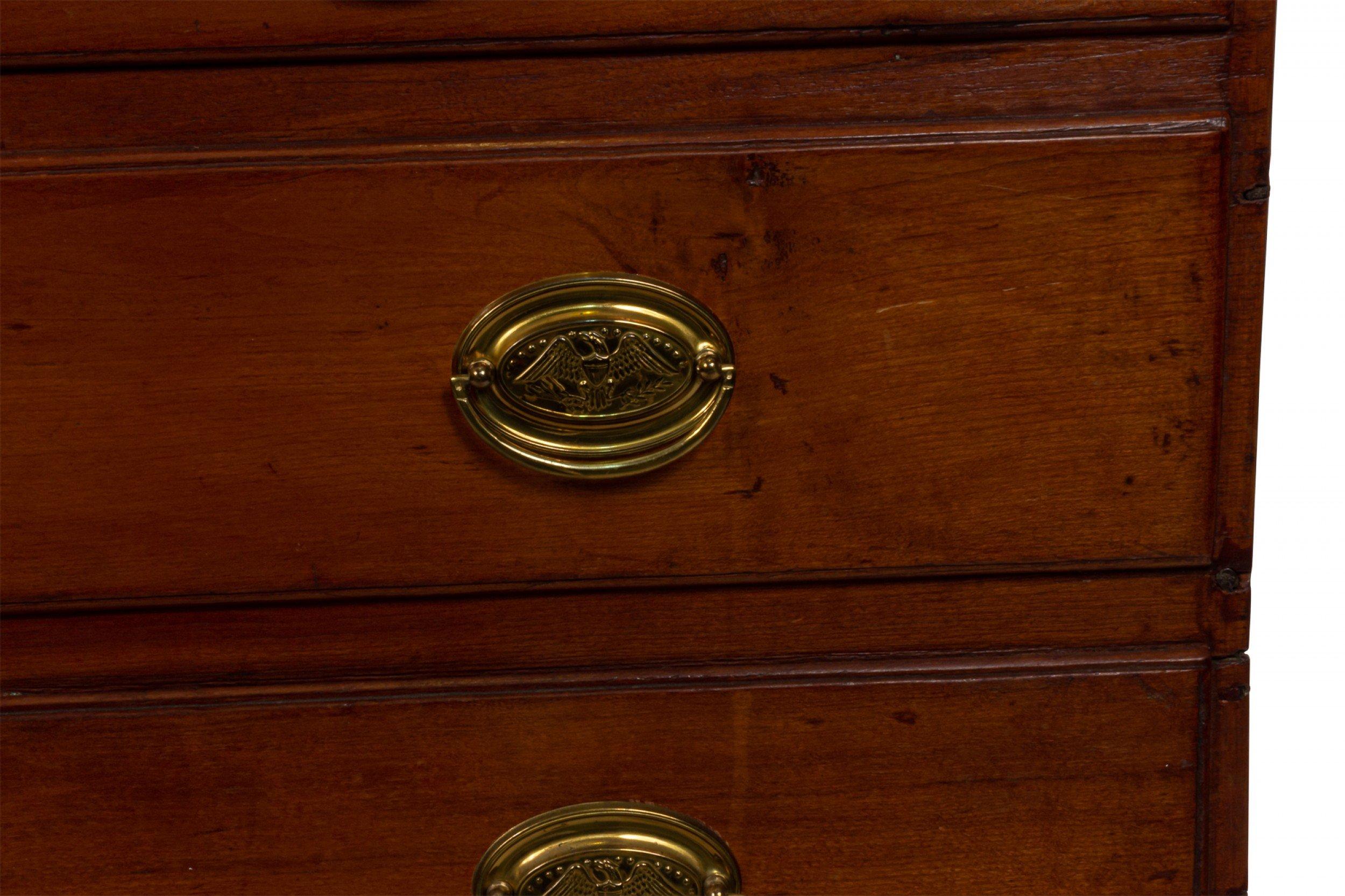 Commode en acajou de style fédéral avec dessus relevable en vente 2
