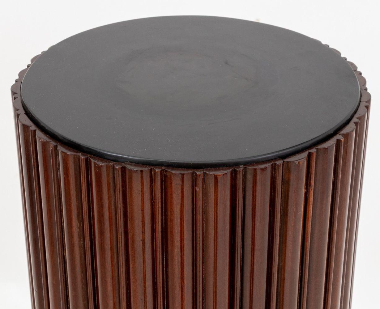Federal Style Mahogany Circular Reeded Pedestal In Good Condition For Sale In Astoria, NY