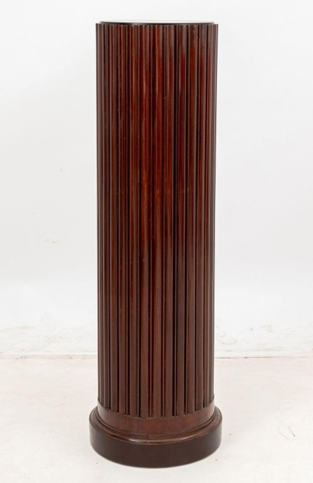 Federal Style Mahogany Circular Reeded Pedestal For Sale 1