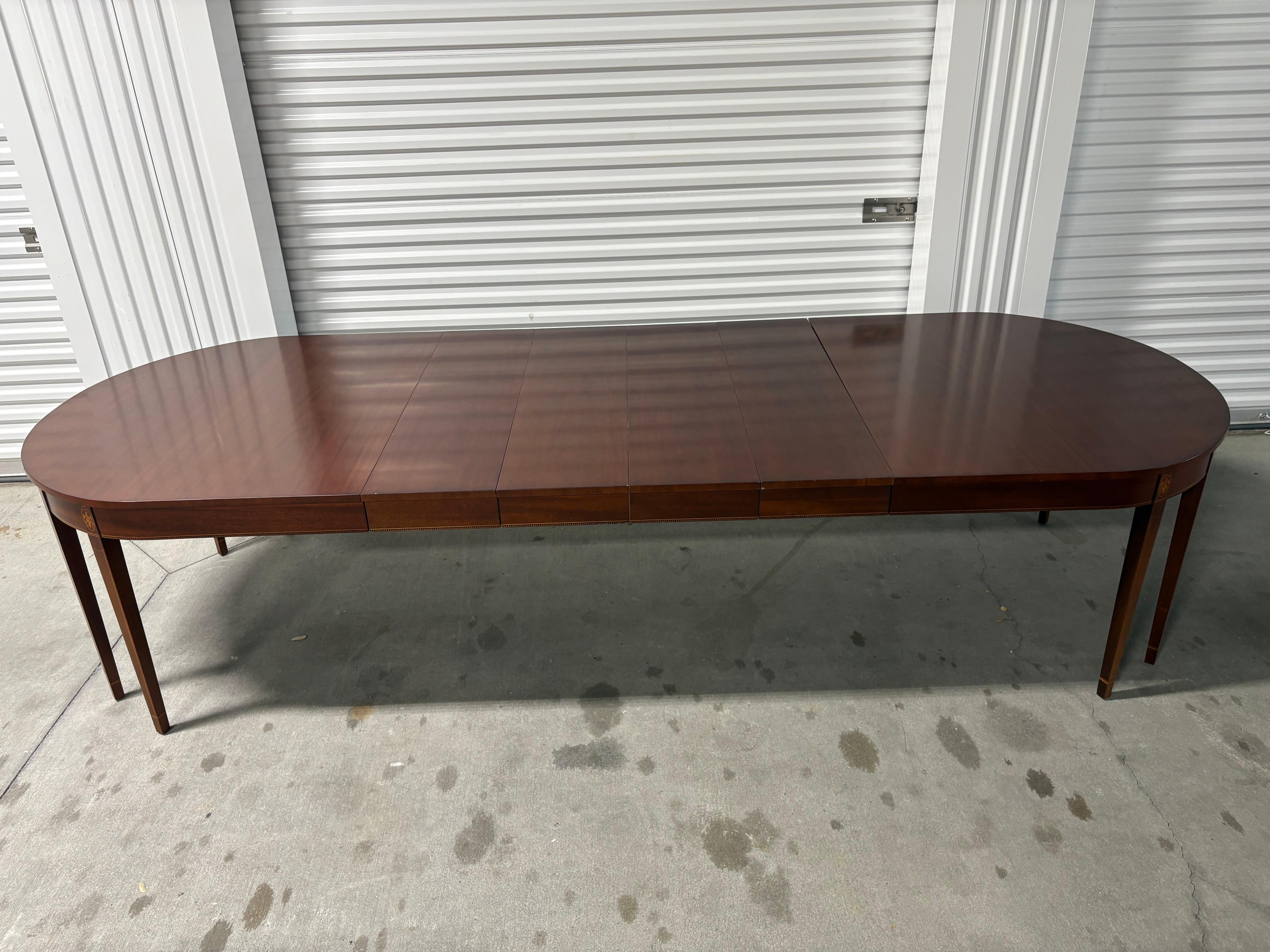 Table de salle à manger fédérale en acajou marqueté avec 4 feuilles de 12,5