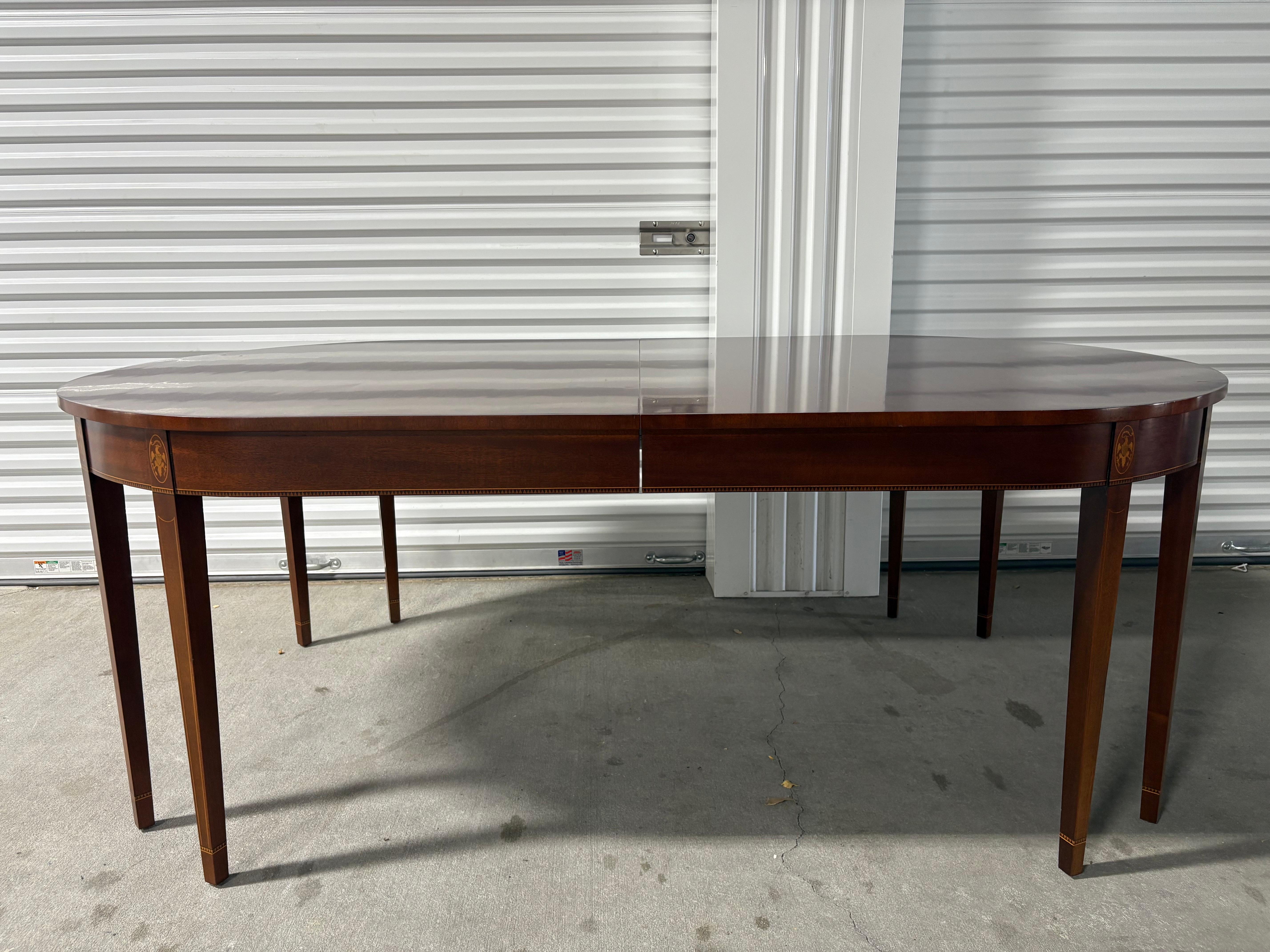 Fédéral Table de salle à manger en acajou de style Feder par Kindel, 20e siècle.  Comprend 4 feuilles en vente