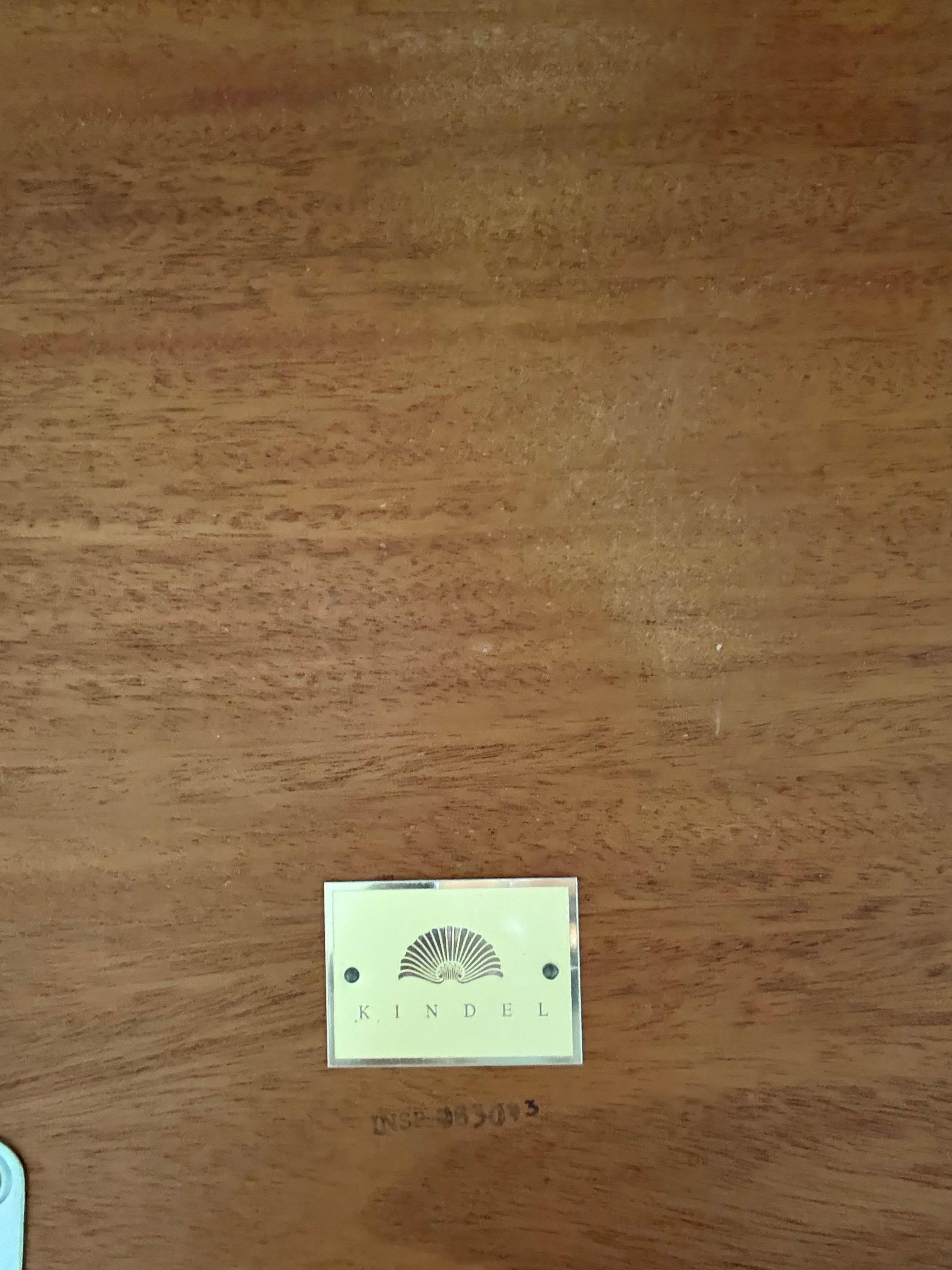 Américain Table de salle à manger en acajou de style Feder par Kindel, 20e siècle.  Comprend 4 feuilles en vente