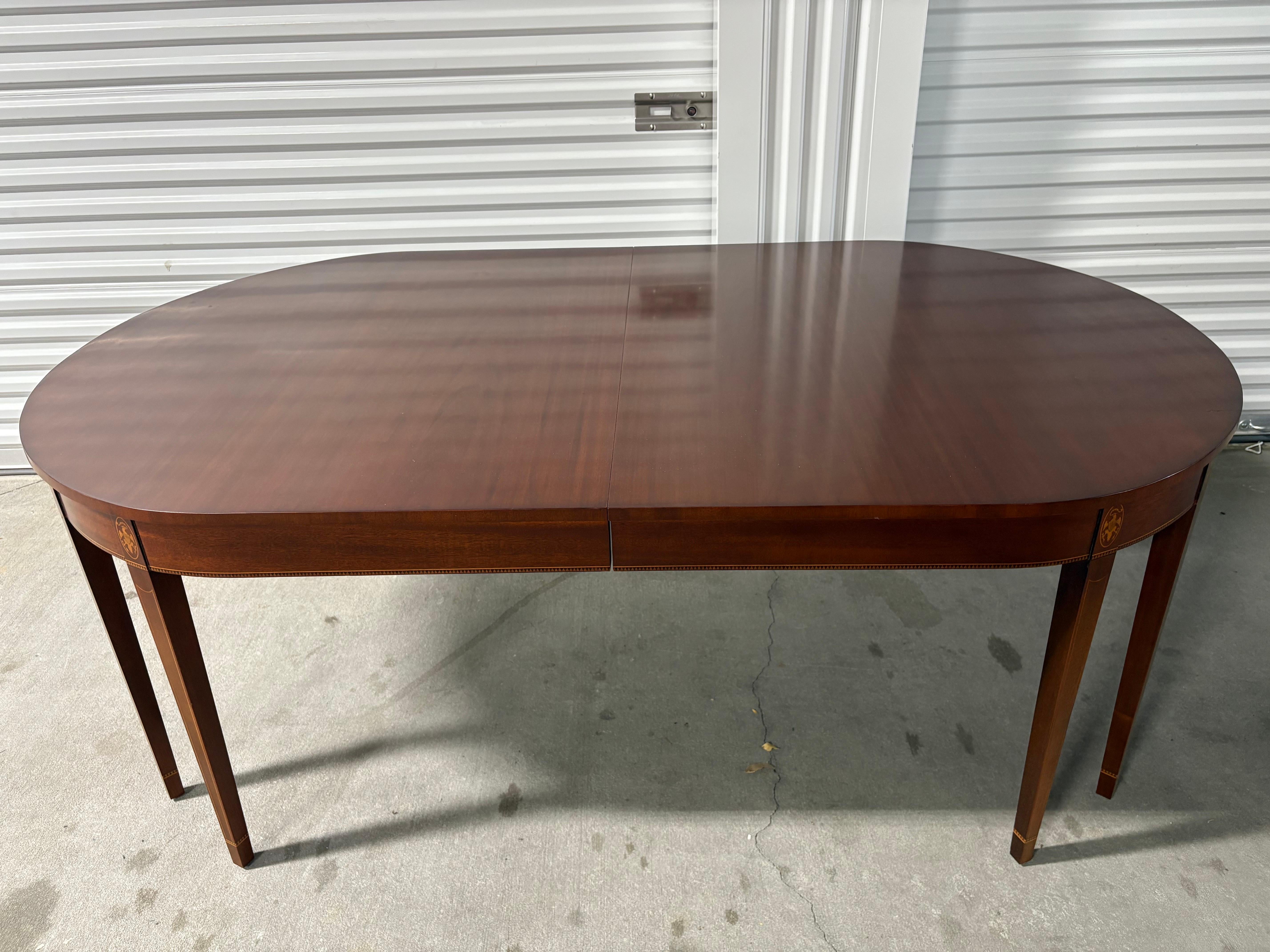 20ième siècle Table de salle à manger en acajou de style Feder par Kindel, 20e siècle.  Comprend 4 feuilles en vente
