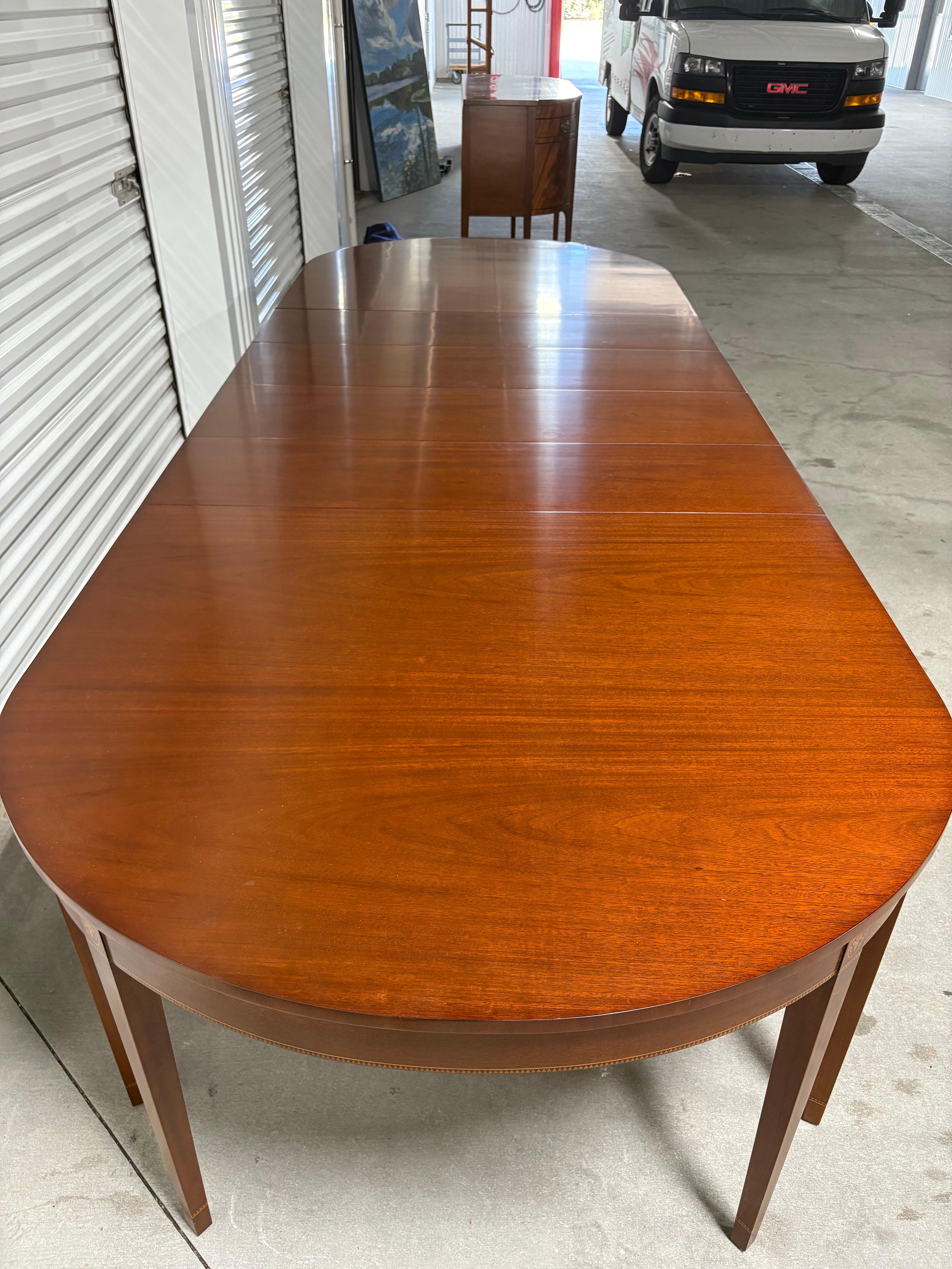 Acajou Table de salle à manger en acajou de style Feder par Kindel, 20e siècle.  Comprend 4 feuilles en vente