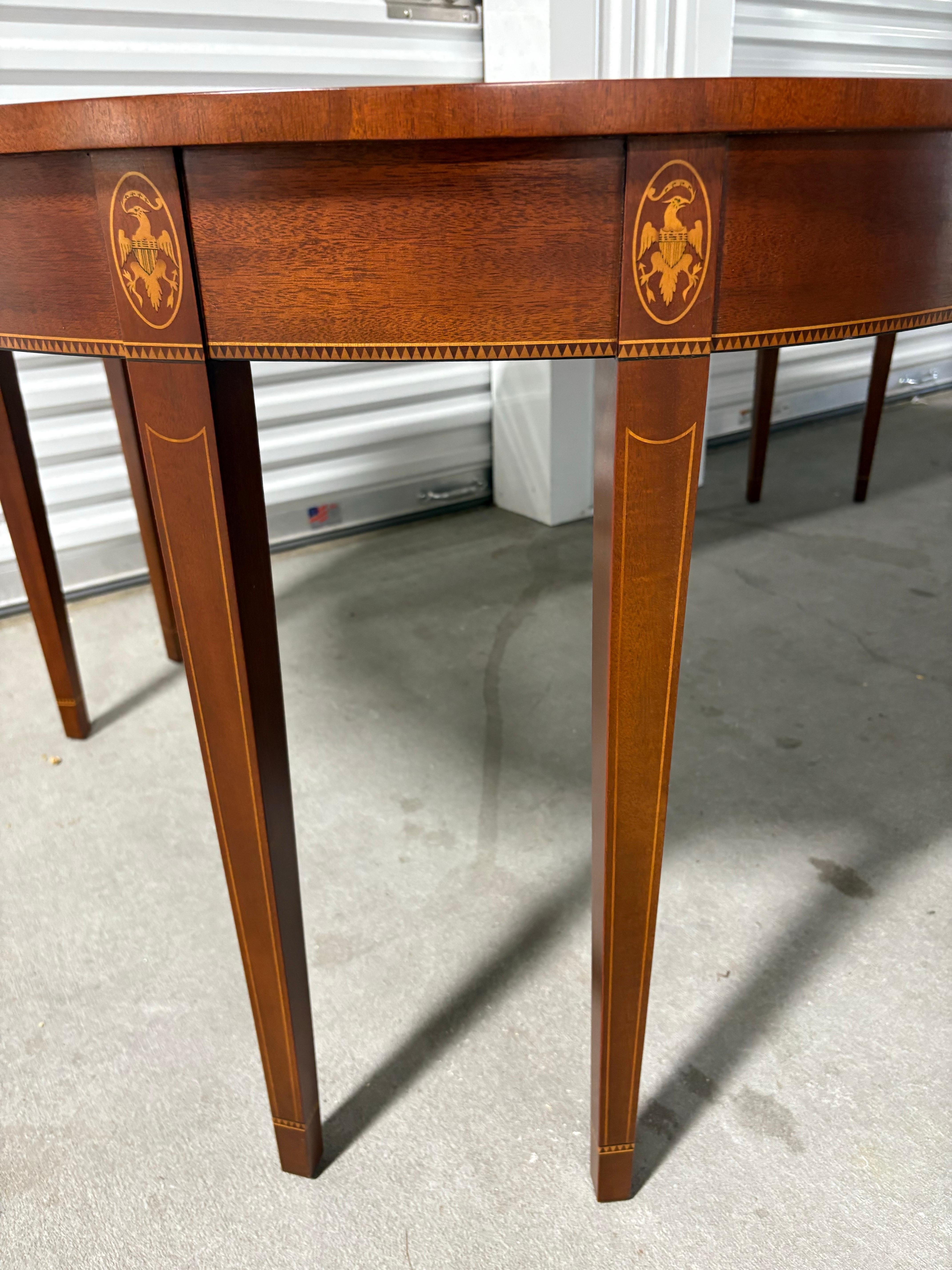 Table de salle à manger en acajou de style Feder par Kindel, 20e siècle.  Comprend 4 feuilles en vente 1
