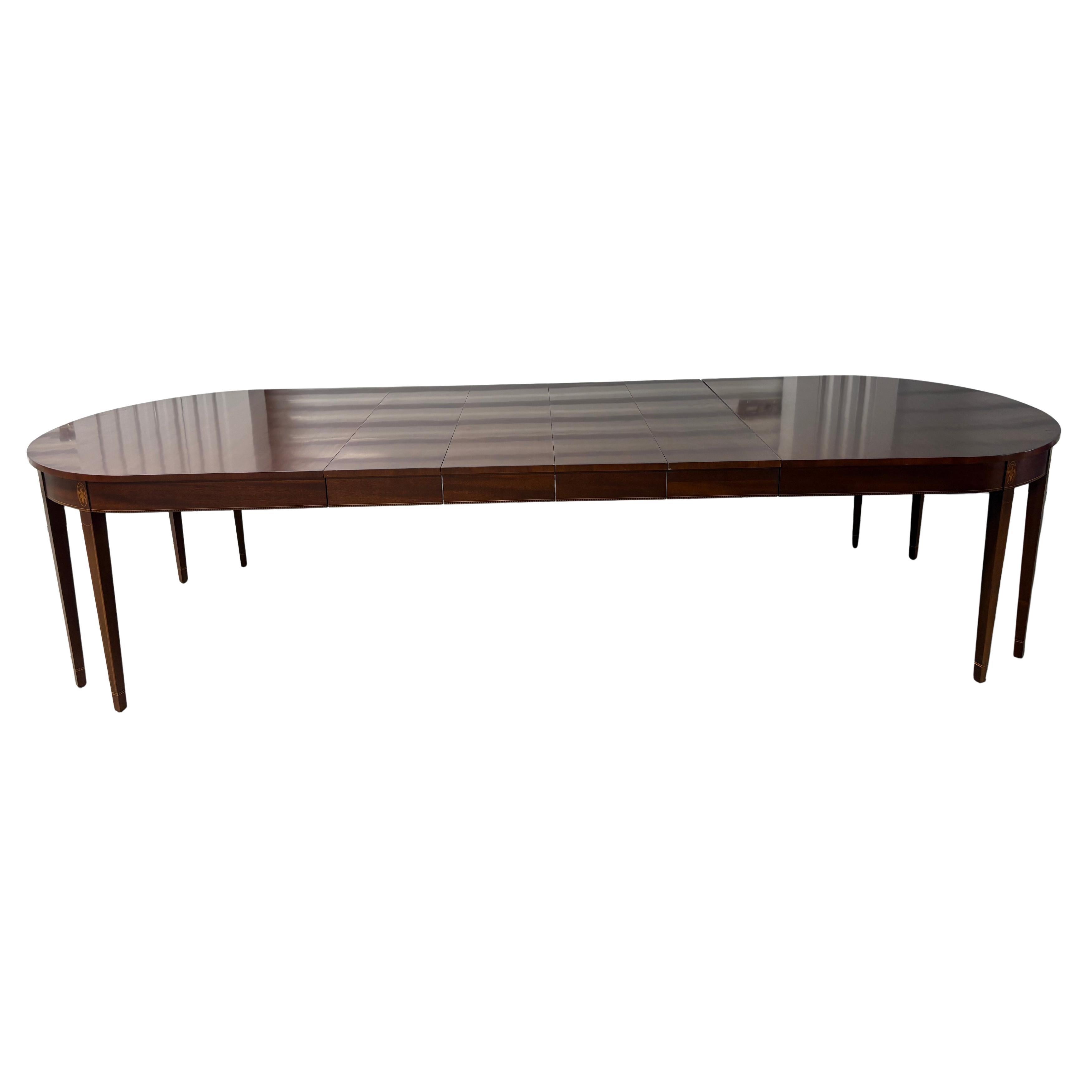 Table de salle à manger en acajou de style Feder par Kindel, 20e siècle.  Comprend 4 feuilles en vente