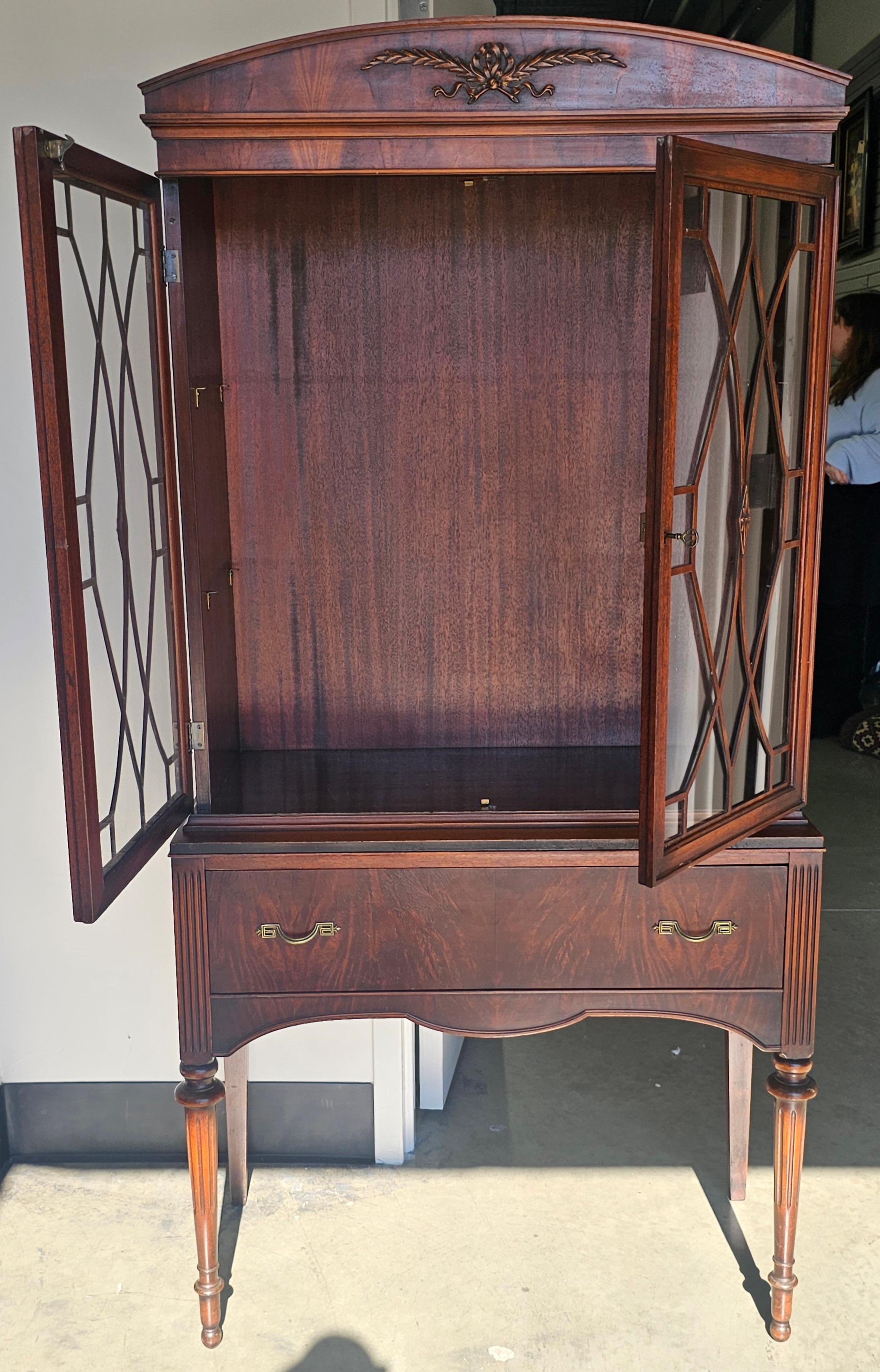 Vitrina librería de estilo federal de caoba con doble puerta acristalada en venta 2