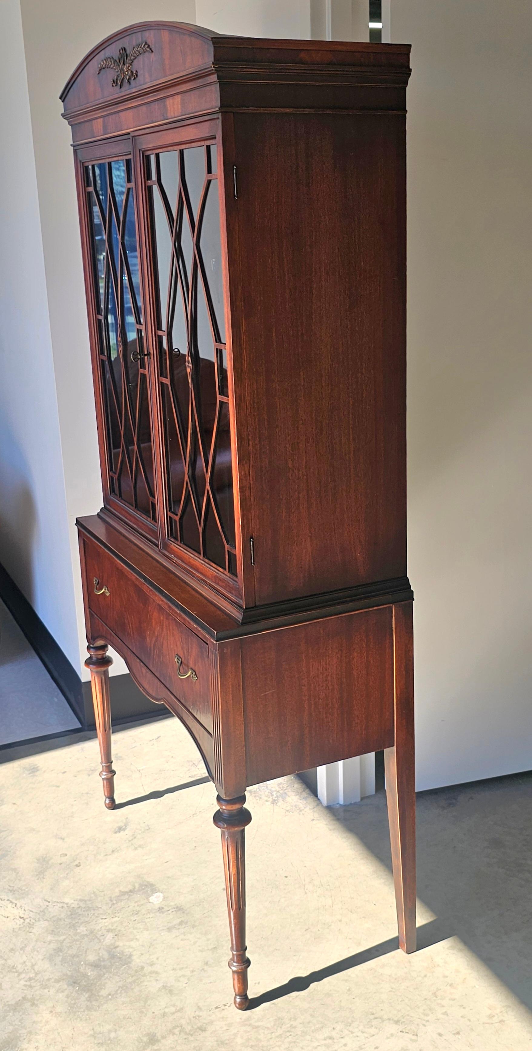 Vitrina librería de estilo federal de caoba con doble puerta acristalada en venta 3