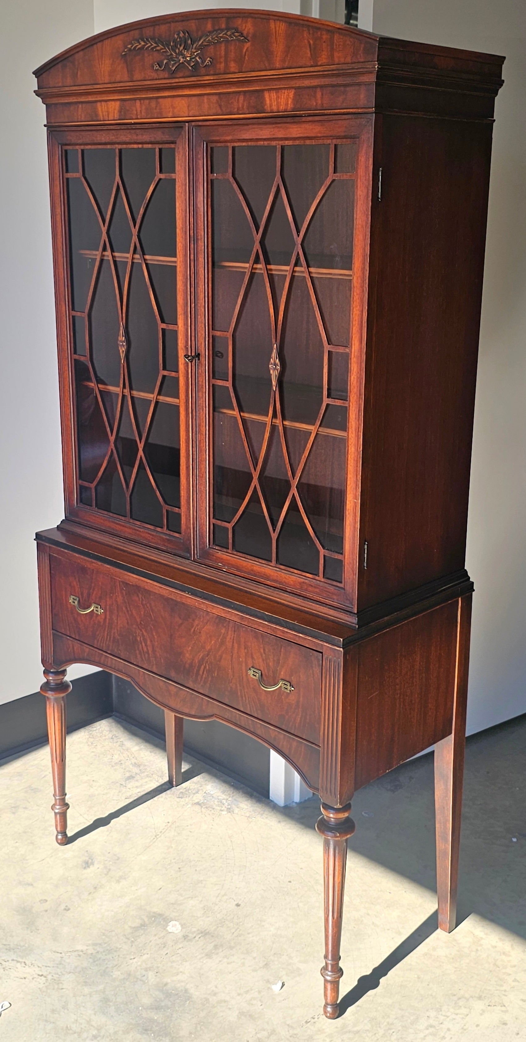 Una librería de estilo federal de principios del siglo XX de caoba con doble puerta acristalada, vitrina. Mide 34,5