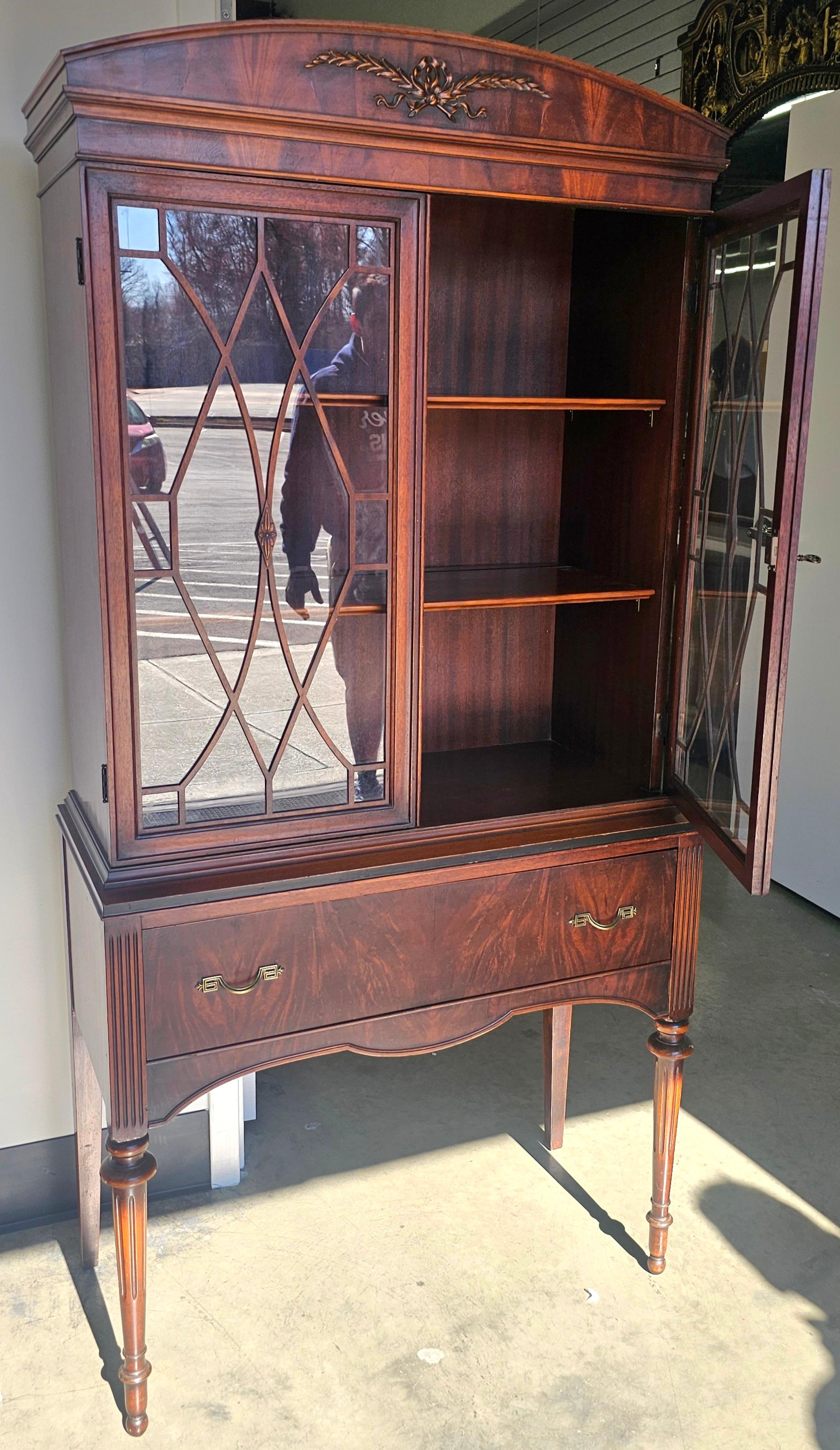Vitrina librería de estilo federal de caoba con doble puerta acristalada Federal en venta